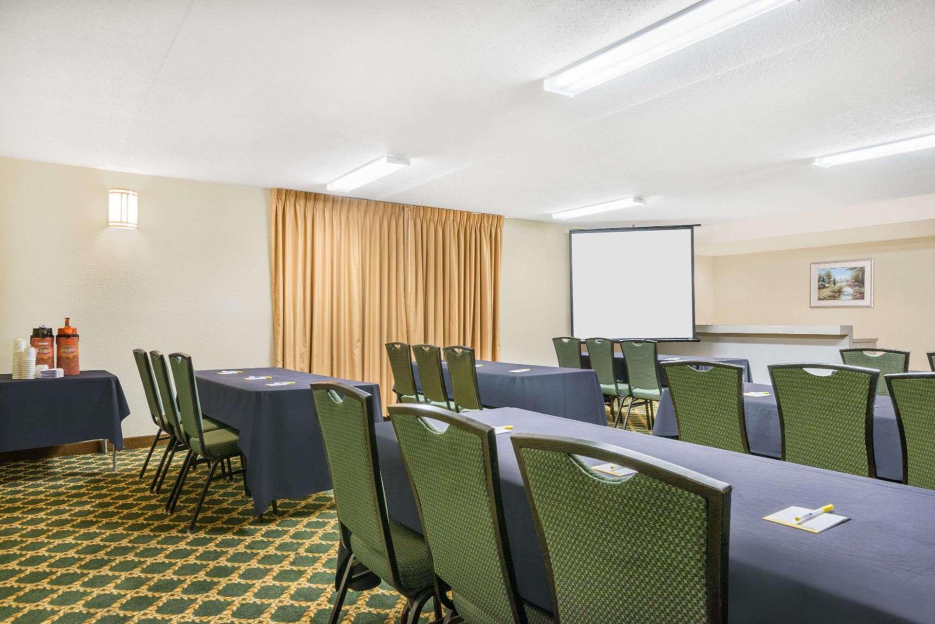 Days Inn by Wyndham Indianapolis Castleton photo 17