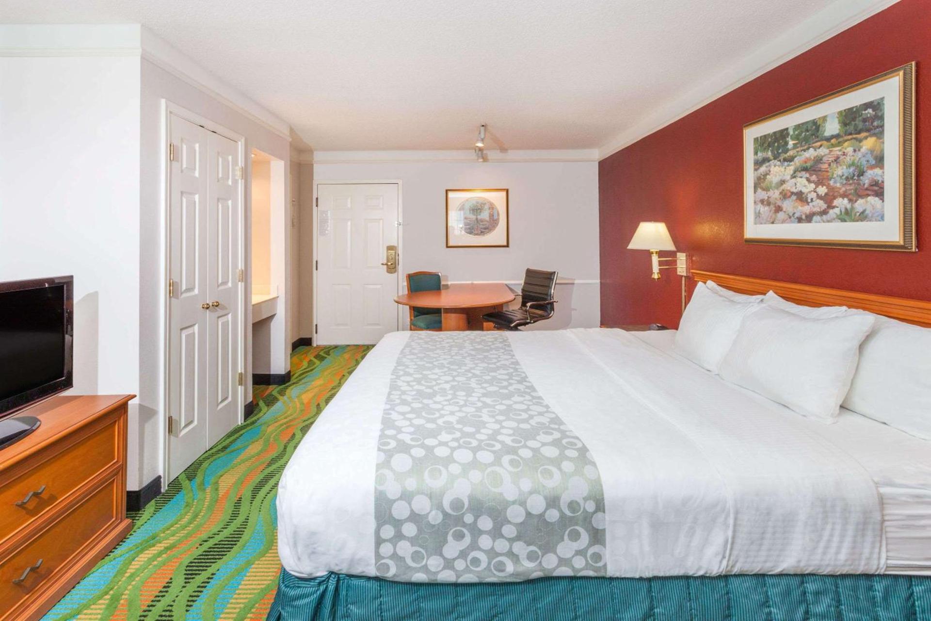 Days Inn & Suites by Wyndham Arlington Heights photo 7