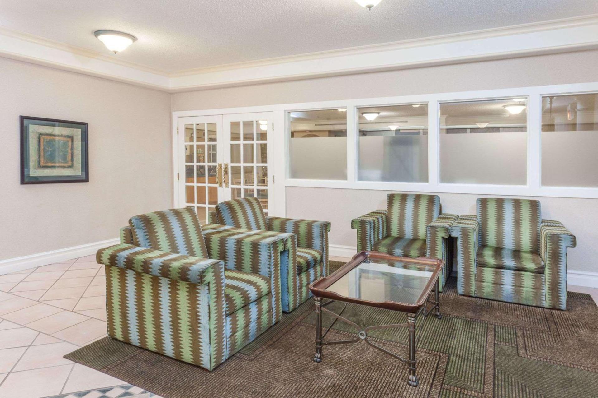 Days Inn & Suites by Wyndham Arlington Heights photo 5
