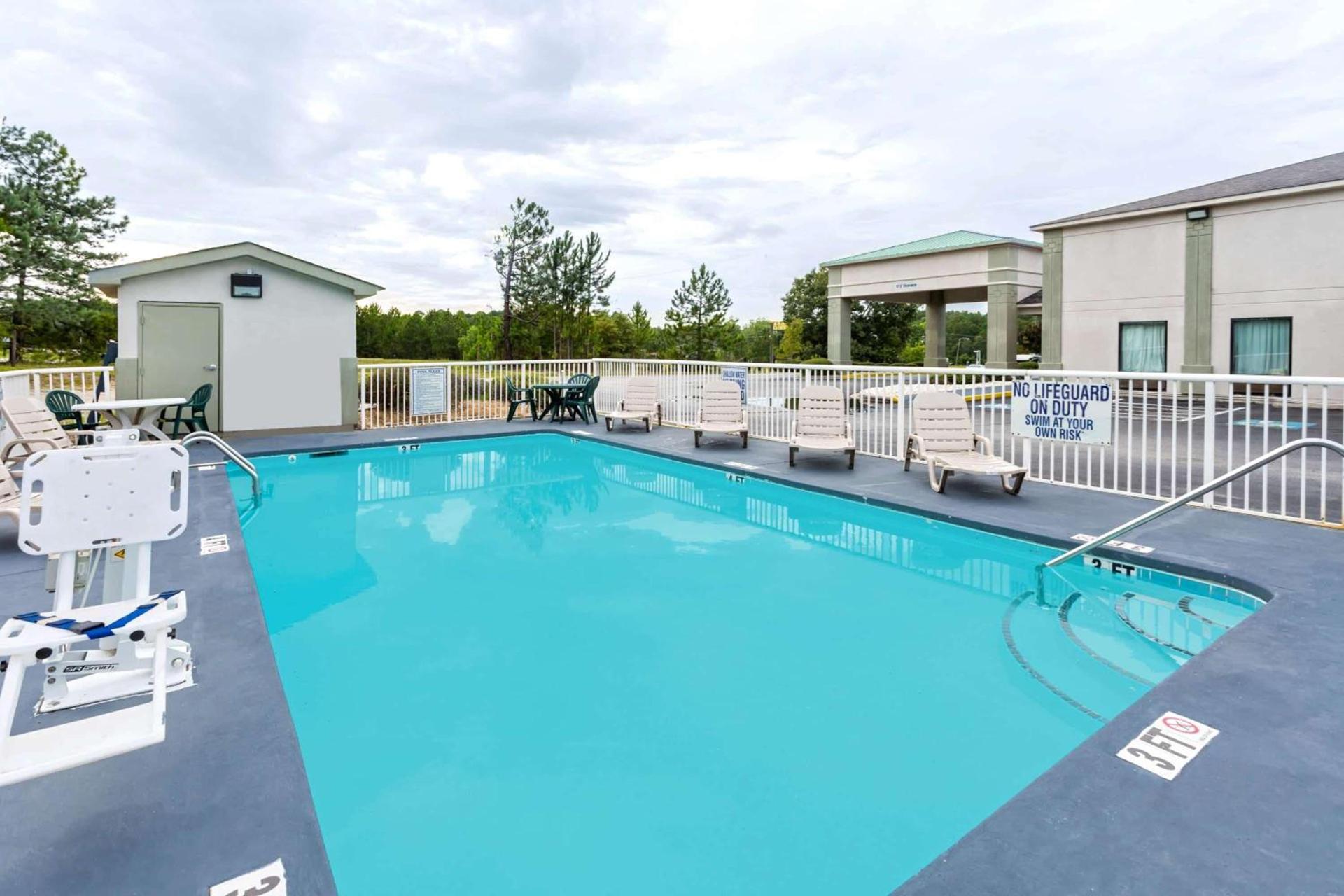 Days Inn by Wyndham Lugoff photo 4