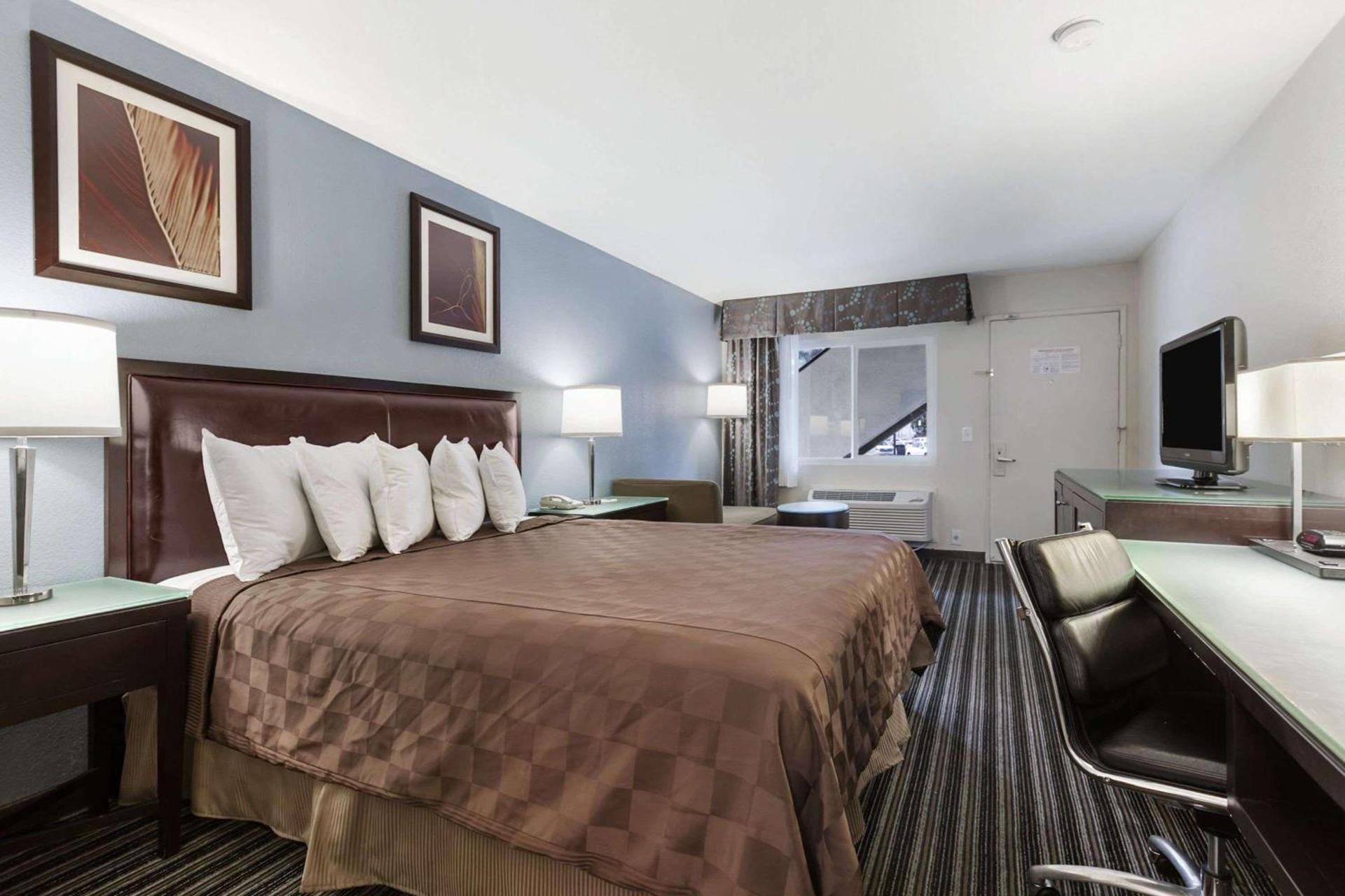 Days Inn by Wyndham Morton photo 32