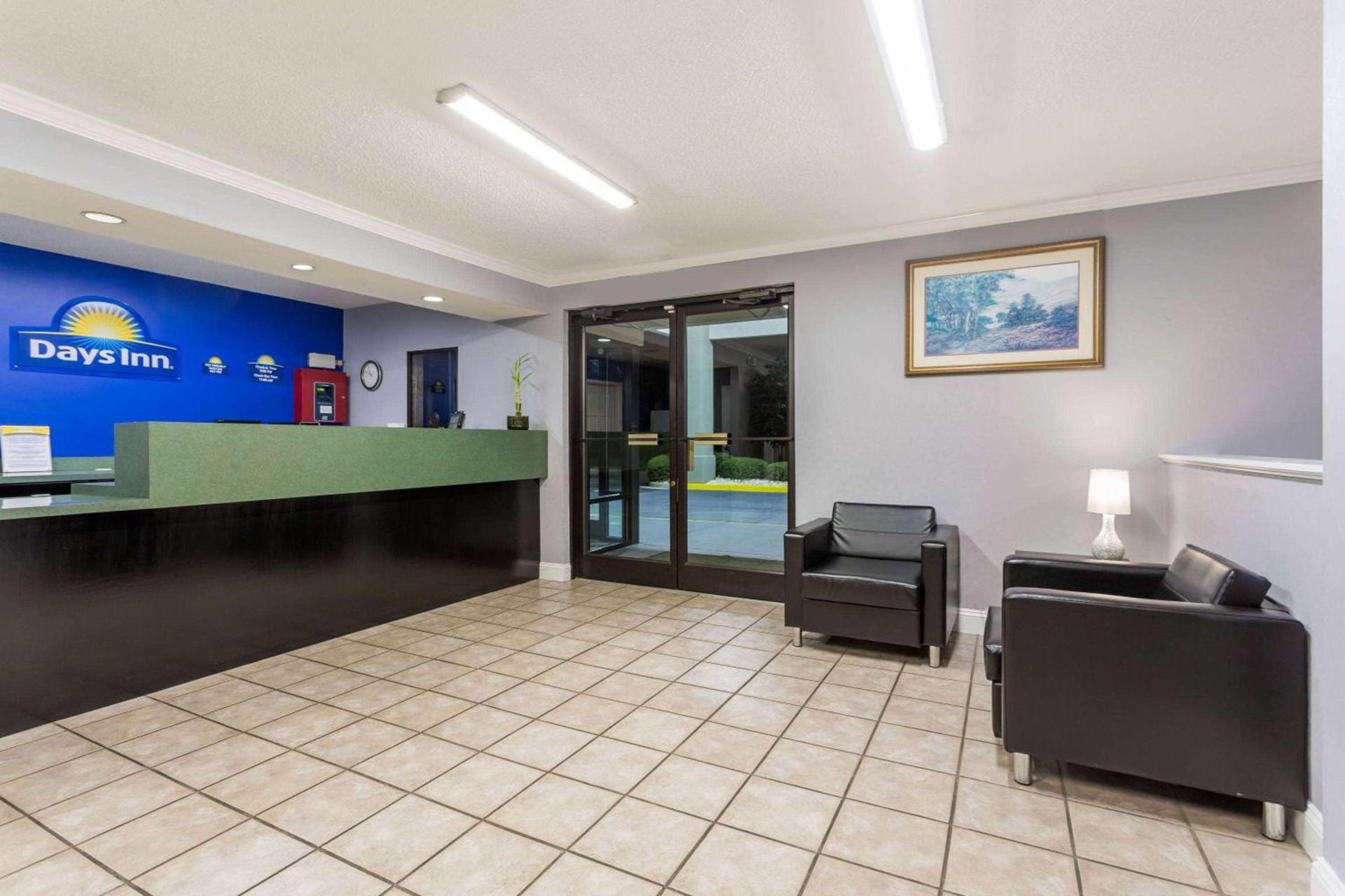 Days Inn by Wyndham Lugoff photo 2