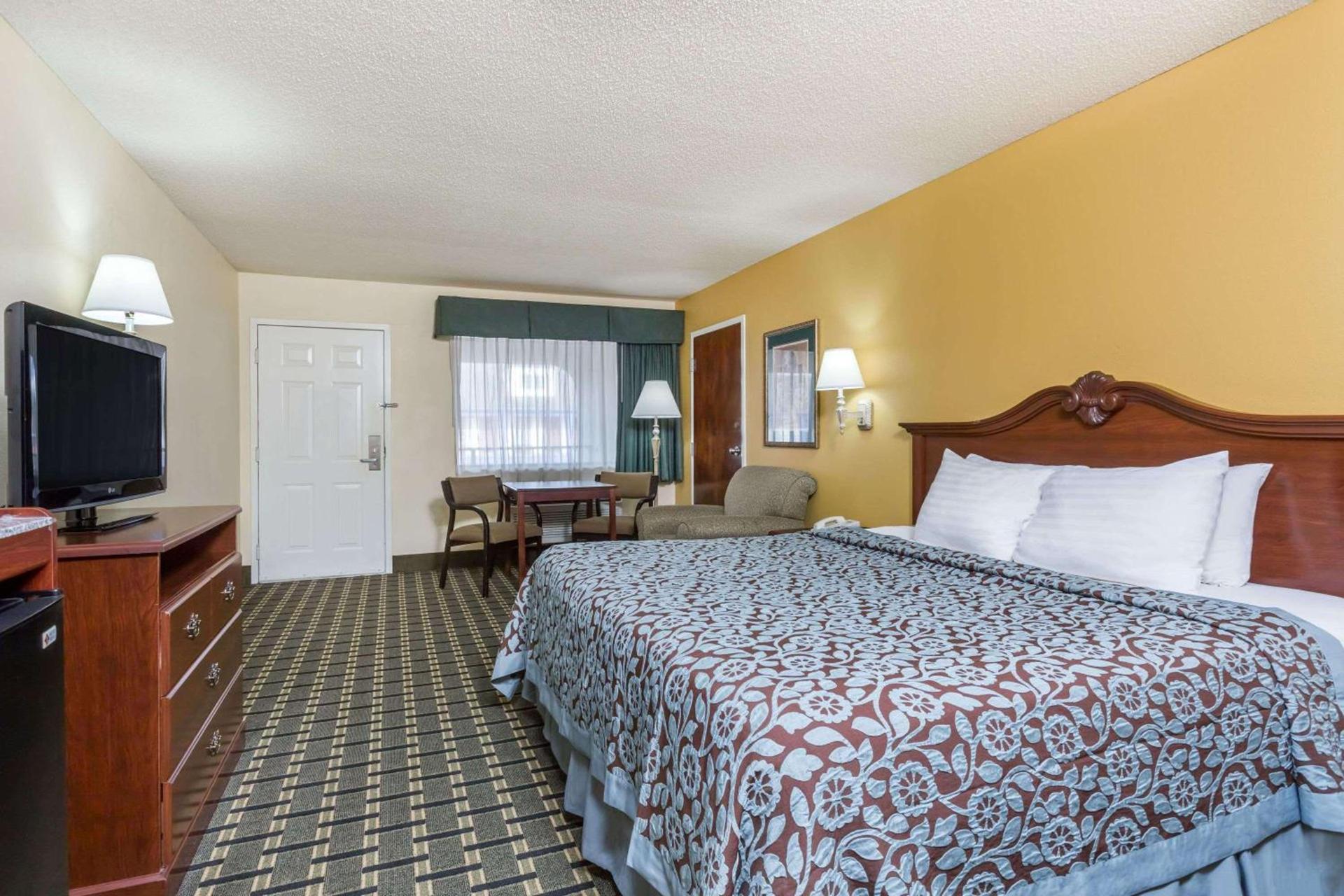 Days Inn & Suites by Wyndham Warner Robins Near Robins AFB photo 6