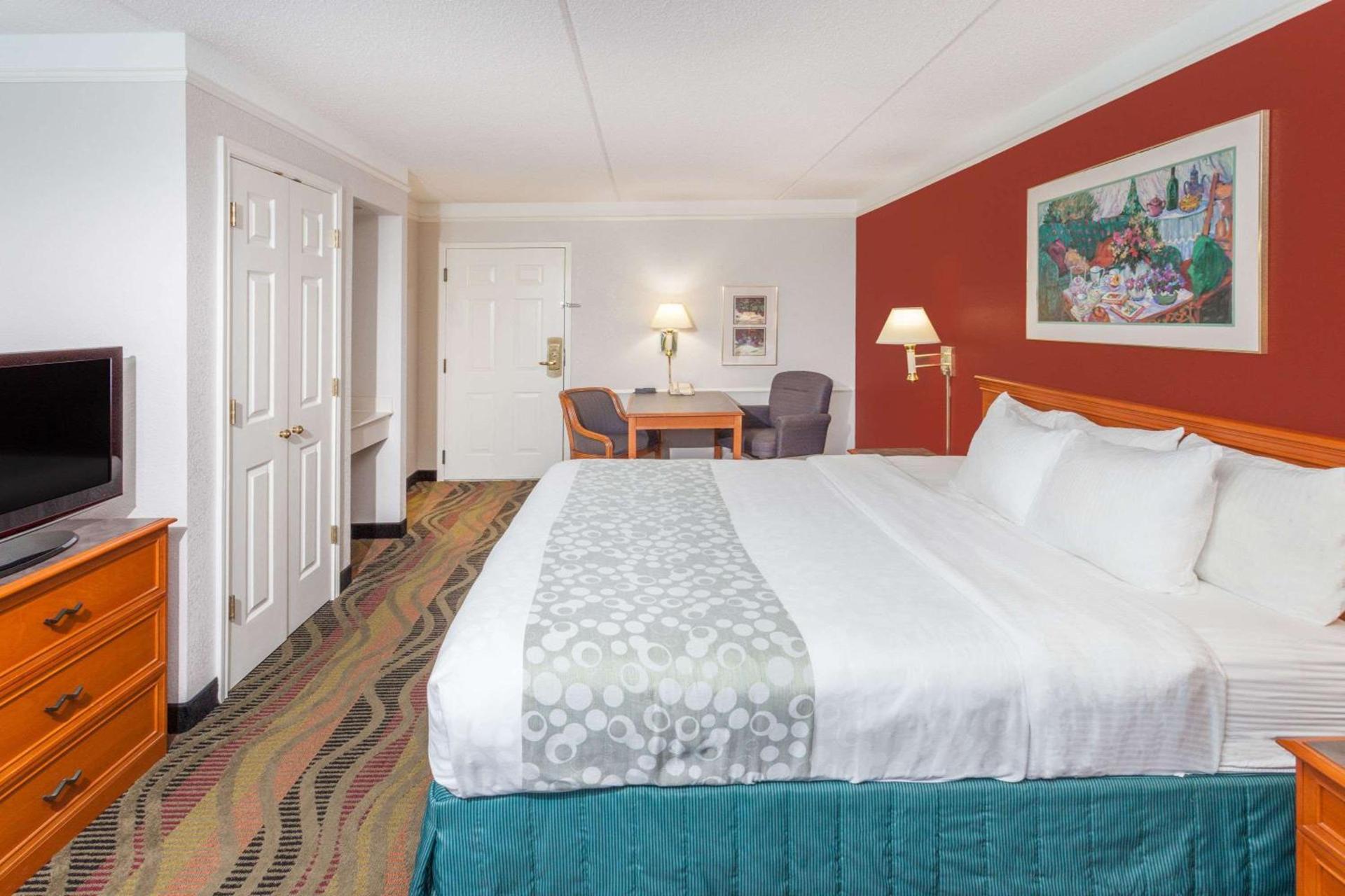 Days Inn & Suites by Wyndham Arlington Heights photo 16