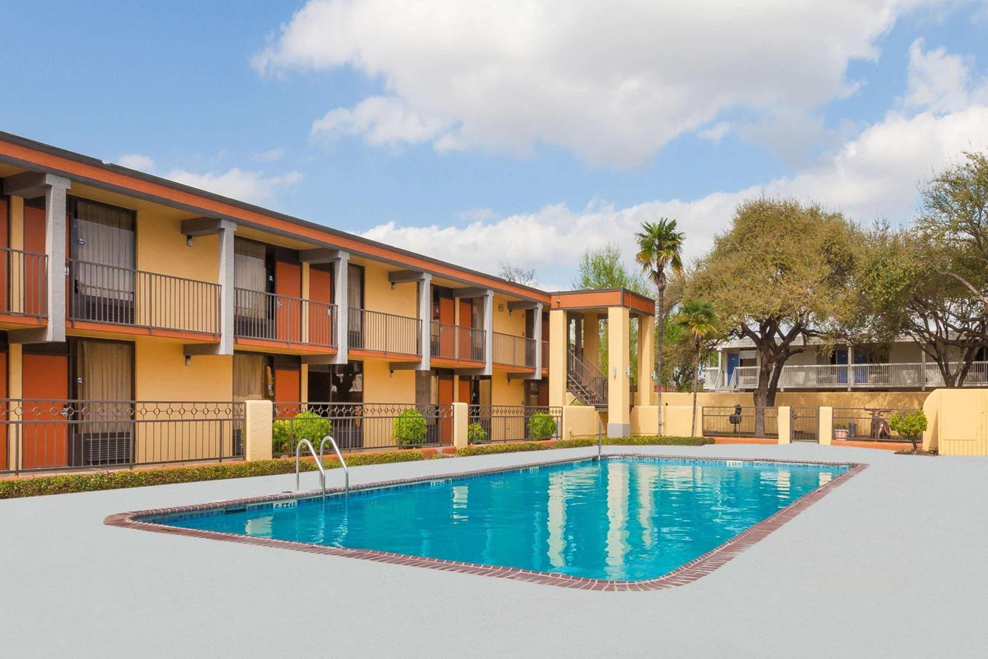 Days Inn by Wyndham Uvalde photo 6