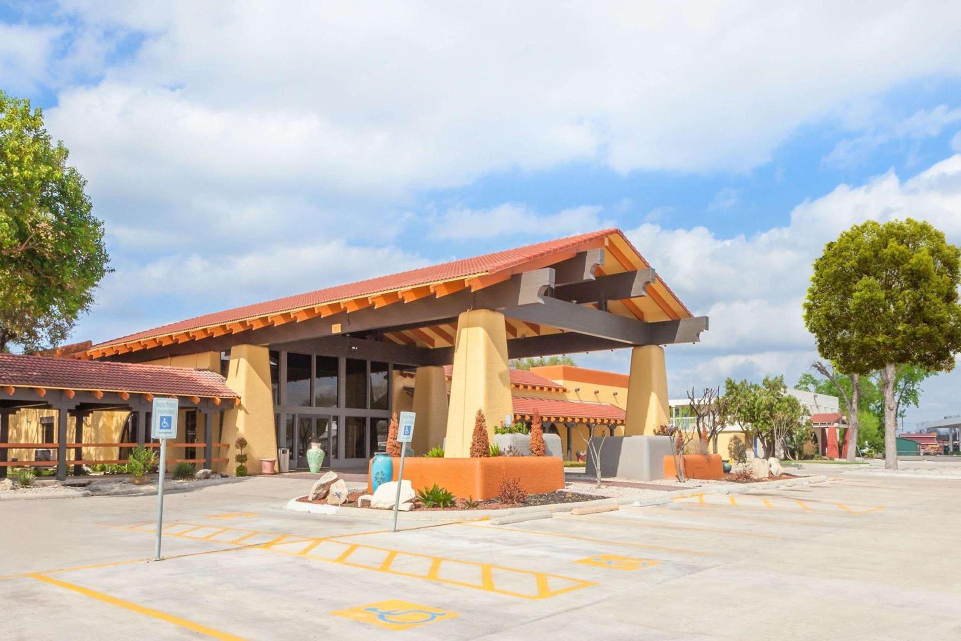 Days Inn by Wyndham Uvalde photo 2