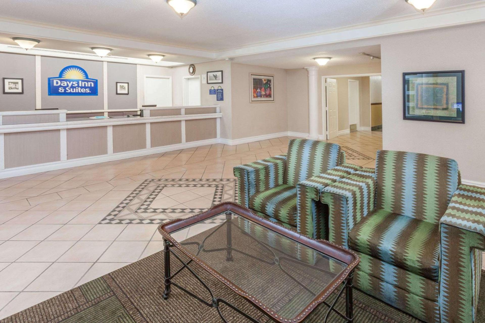 Days Inn & Suites by Wyndham Arlington Heights photo 4