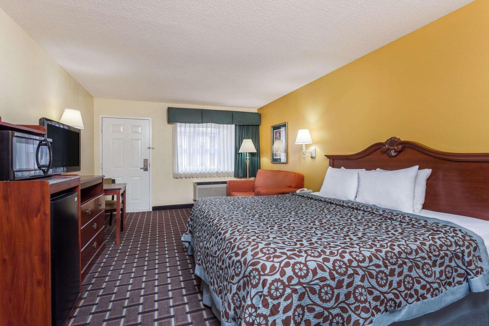 Days Inn & Suites by Wyndham Warner Robins Near Robins AFB photo 4
