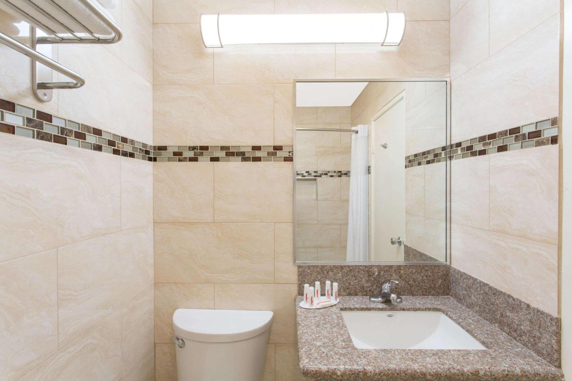 Days Inn by Wyndham Indio photo 5