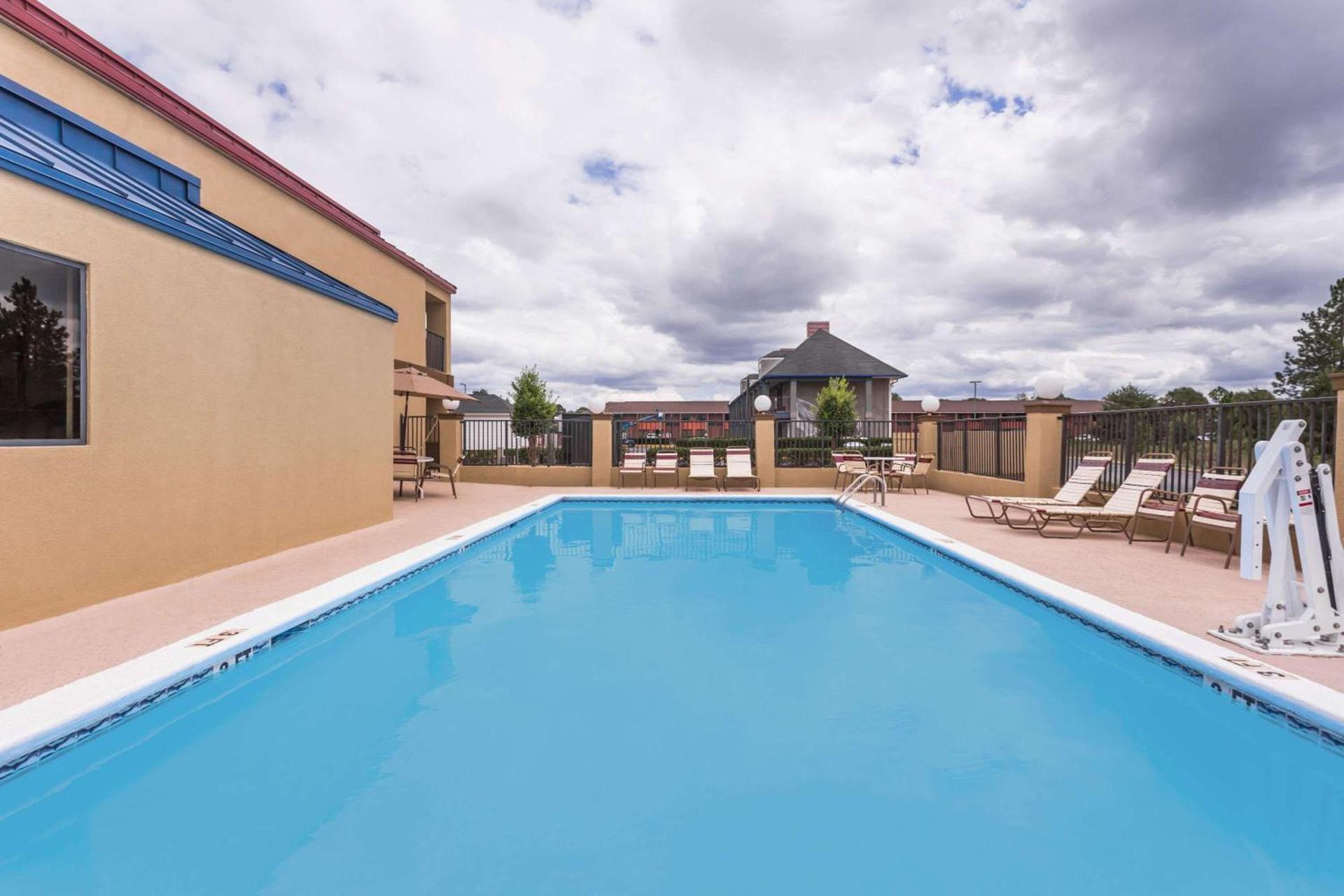 Days Inn & Suites by Wyndham Warner Robins Near Robins AFB photo 2