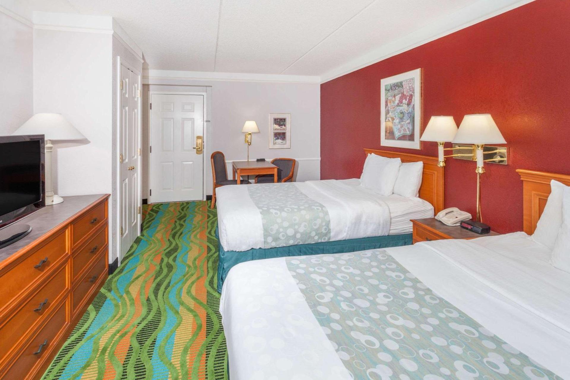 Days Inn & Suites by Wyndham Arlington Heights photo 14