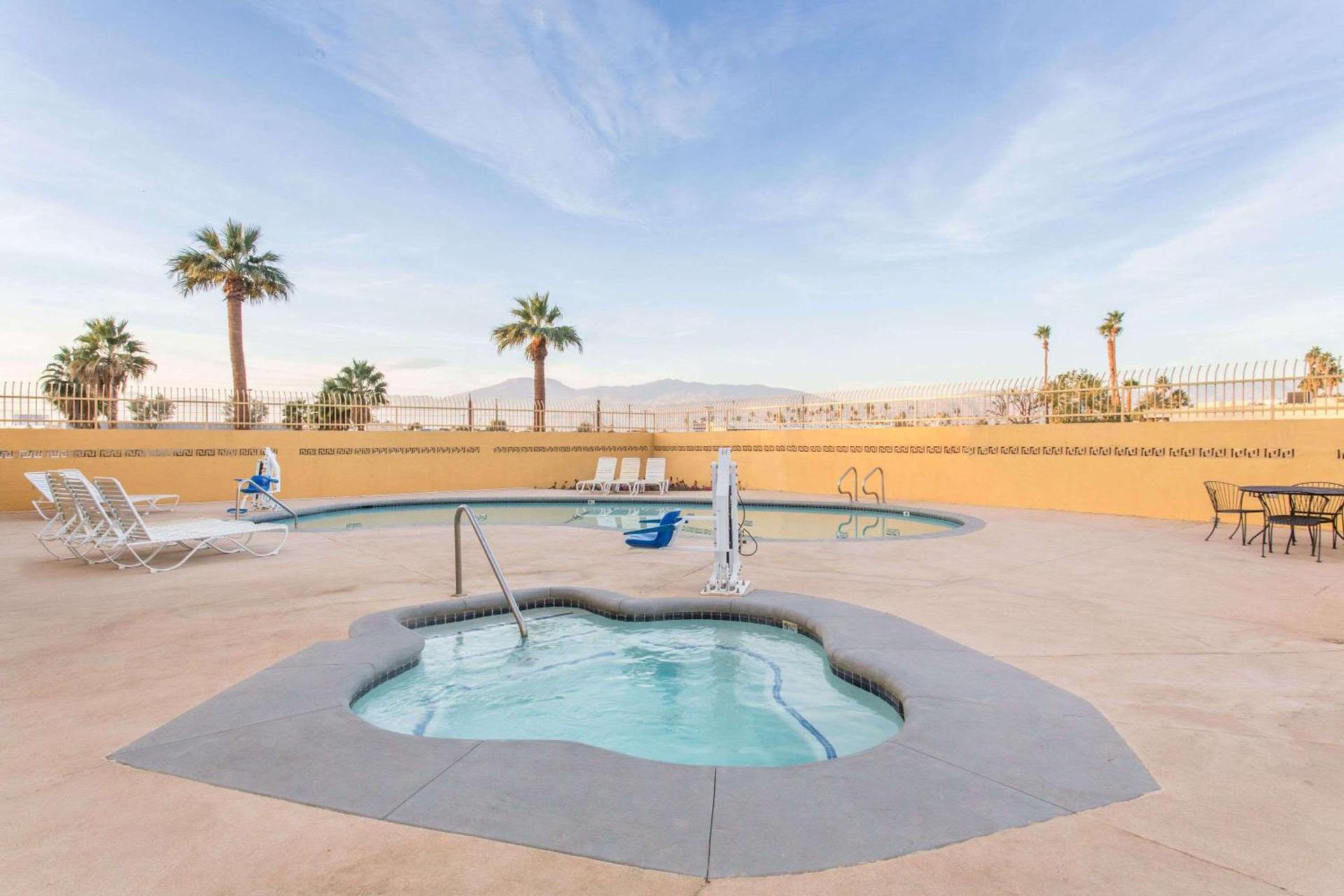 Days Inn by Wyndham Indio photo 4