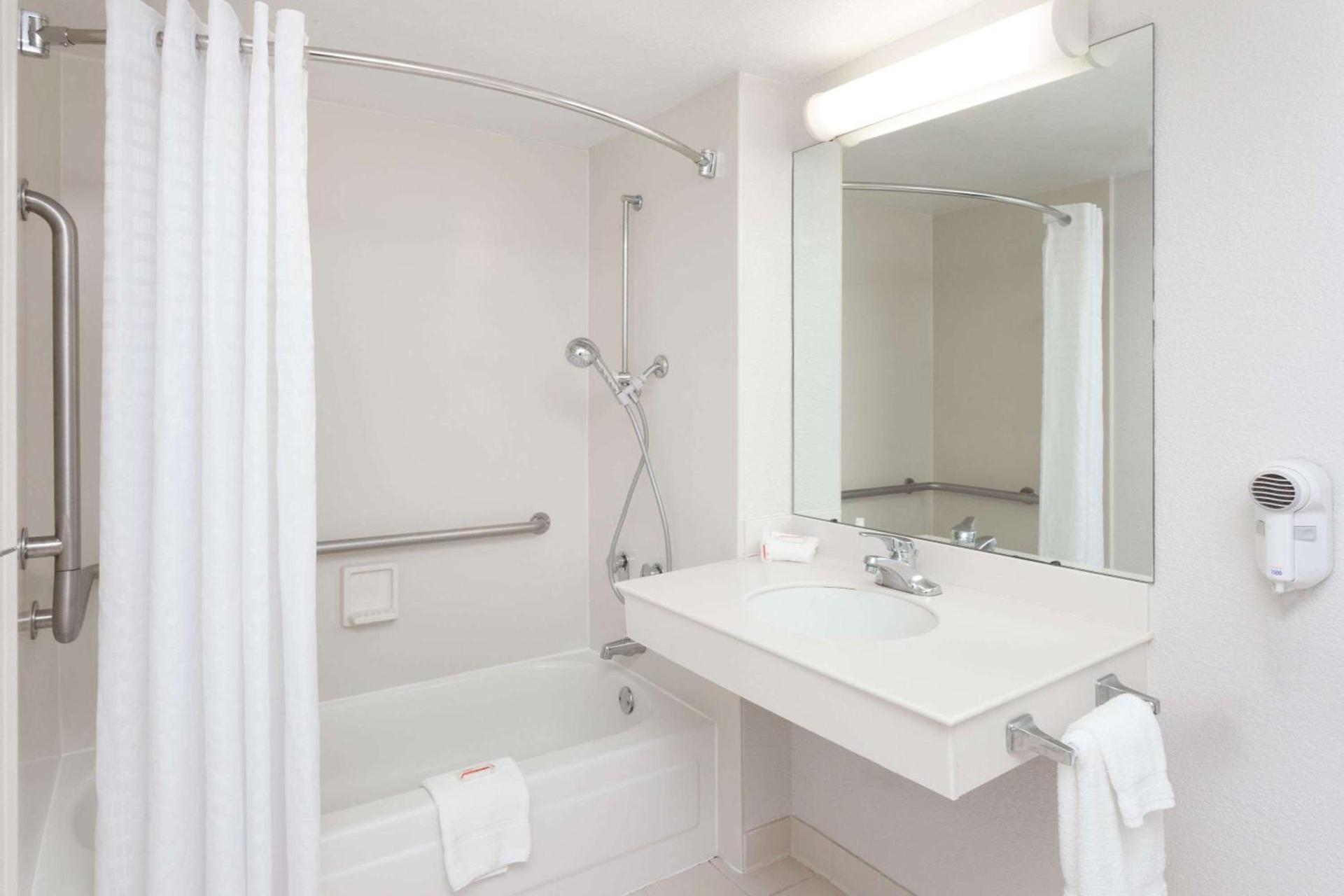 Days Inn & Suites by Wyndham Arlington Heights photo 12