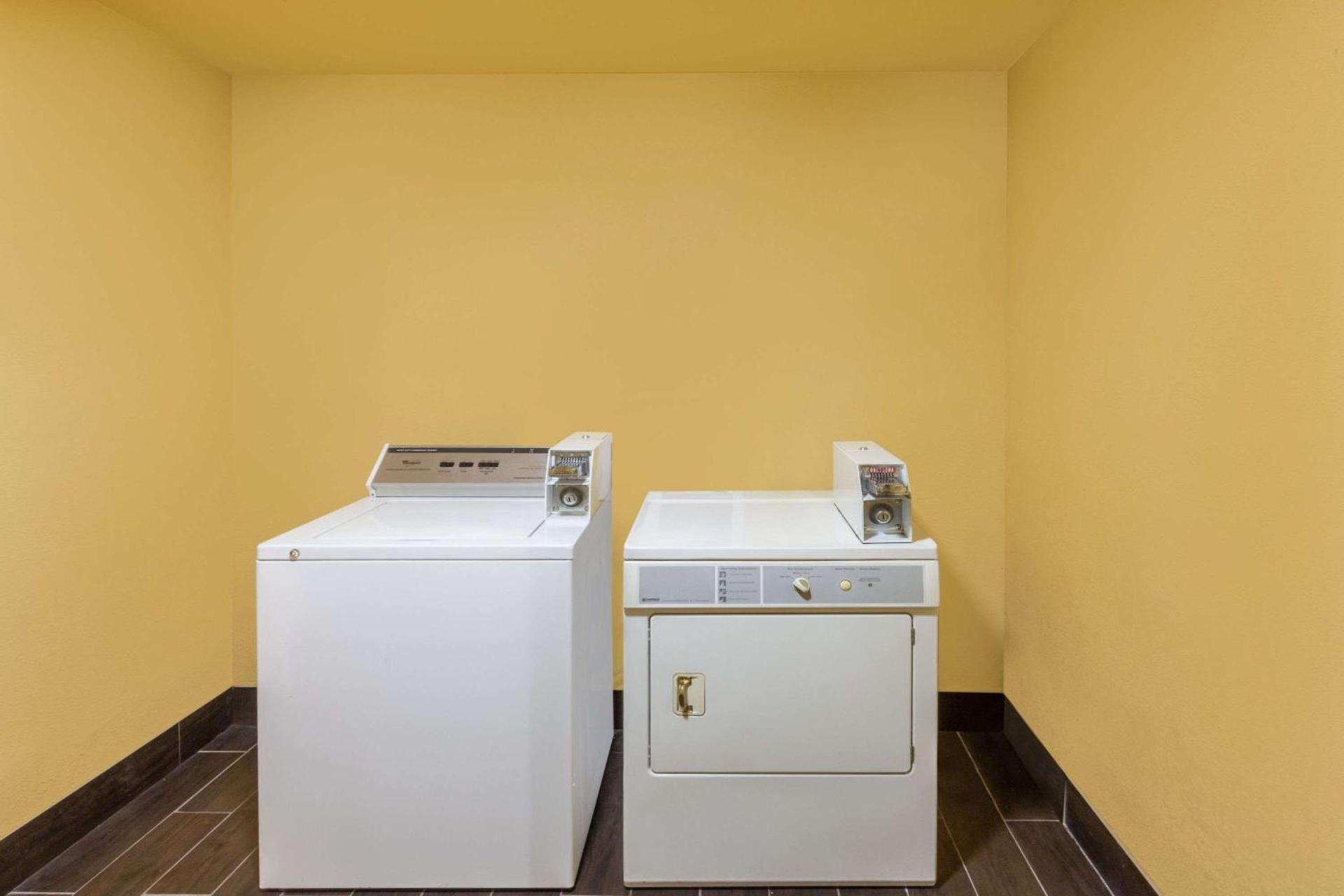 Days Inn by Wyndham Uvalde photo 14