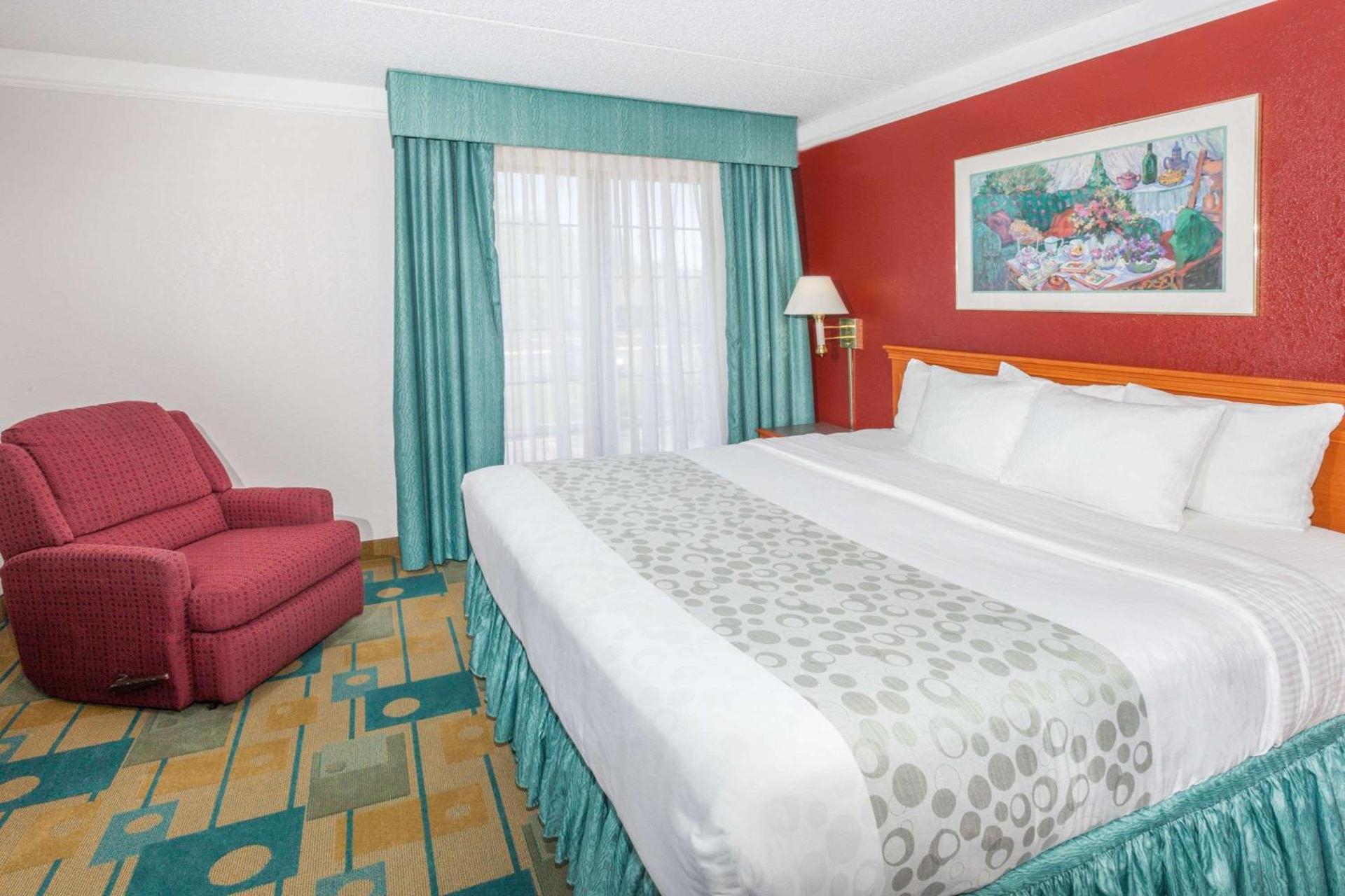 Days Inn & Suites by Wyndham Arlington Heights photo 10