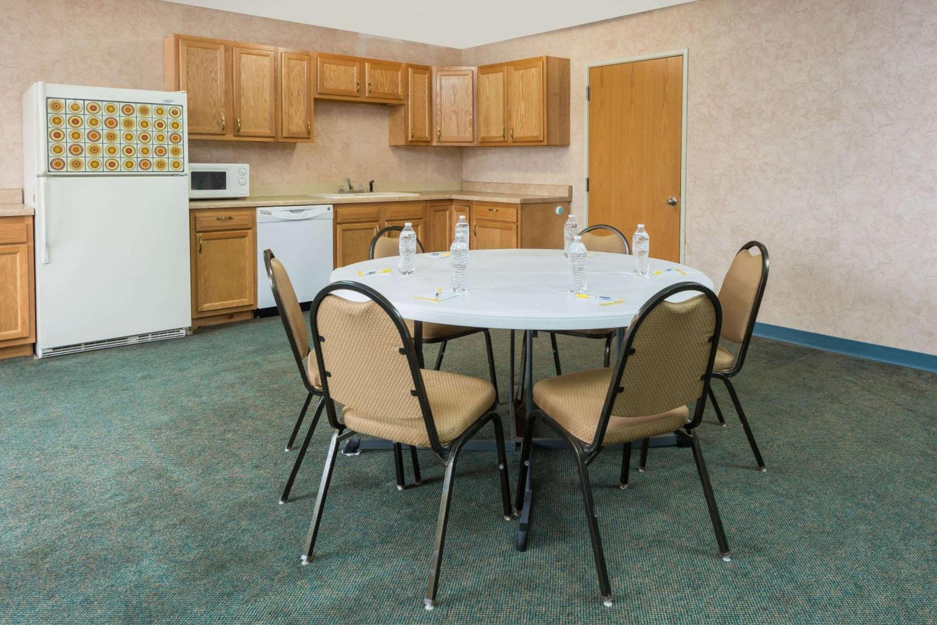Days Inn by Wyndham Osage Beach Lake of the Ozarks photo 14