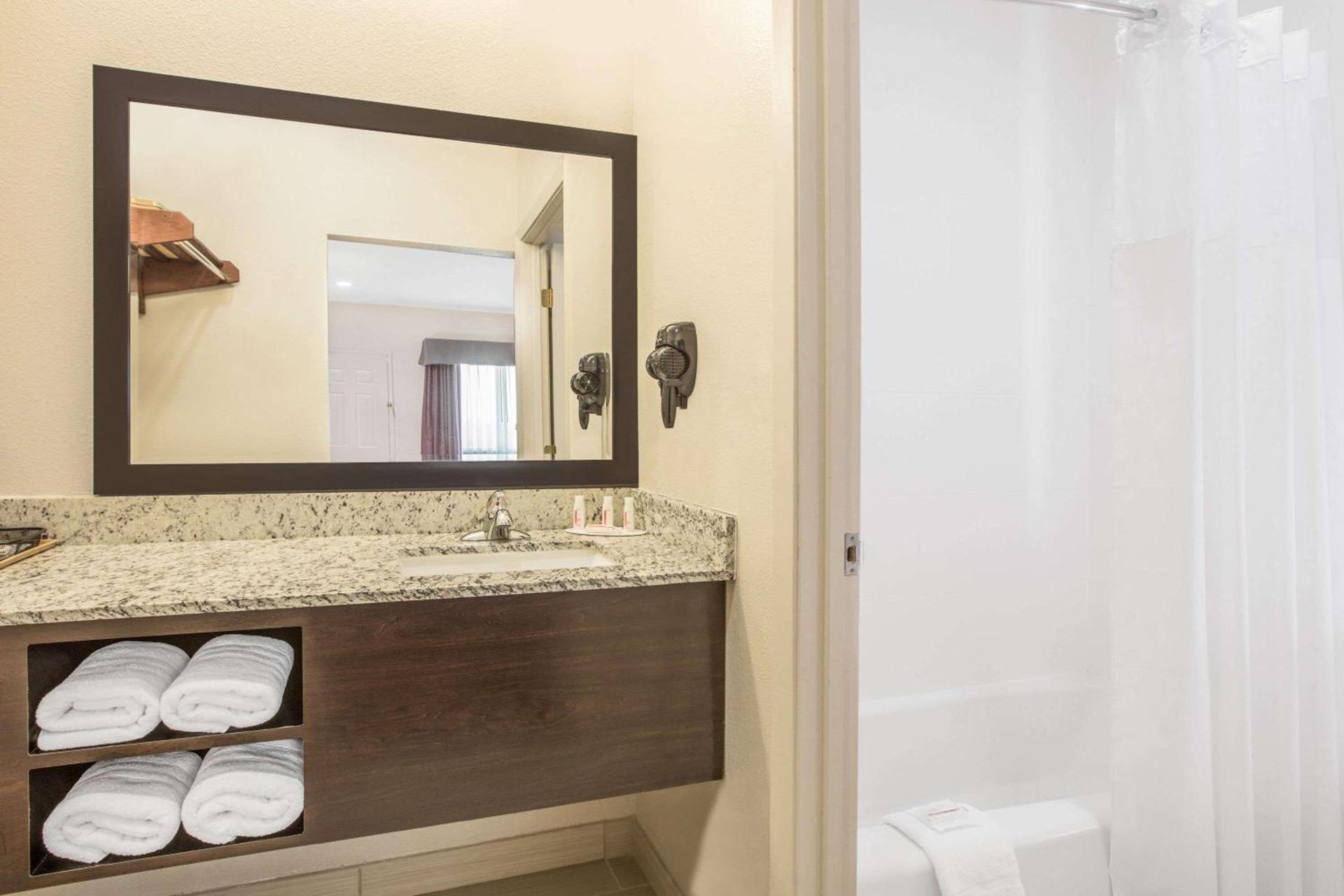Econo Lodge photo 22