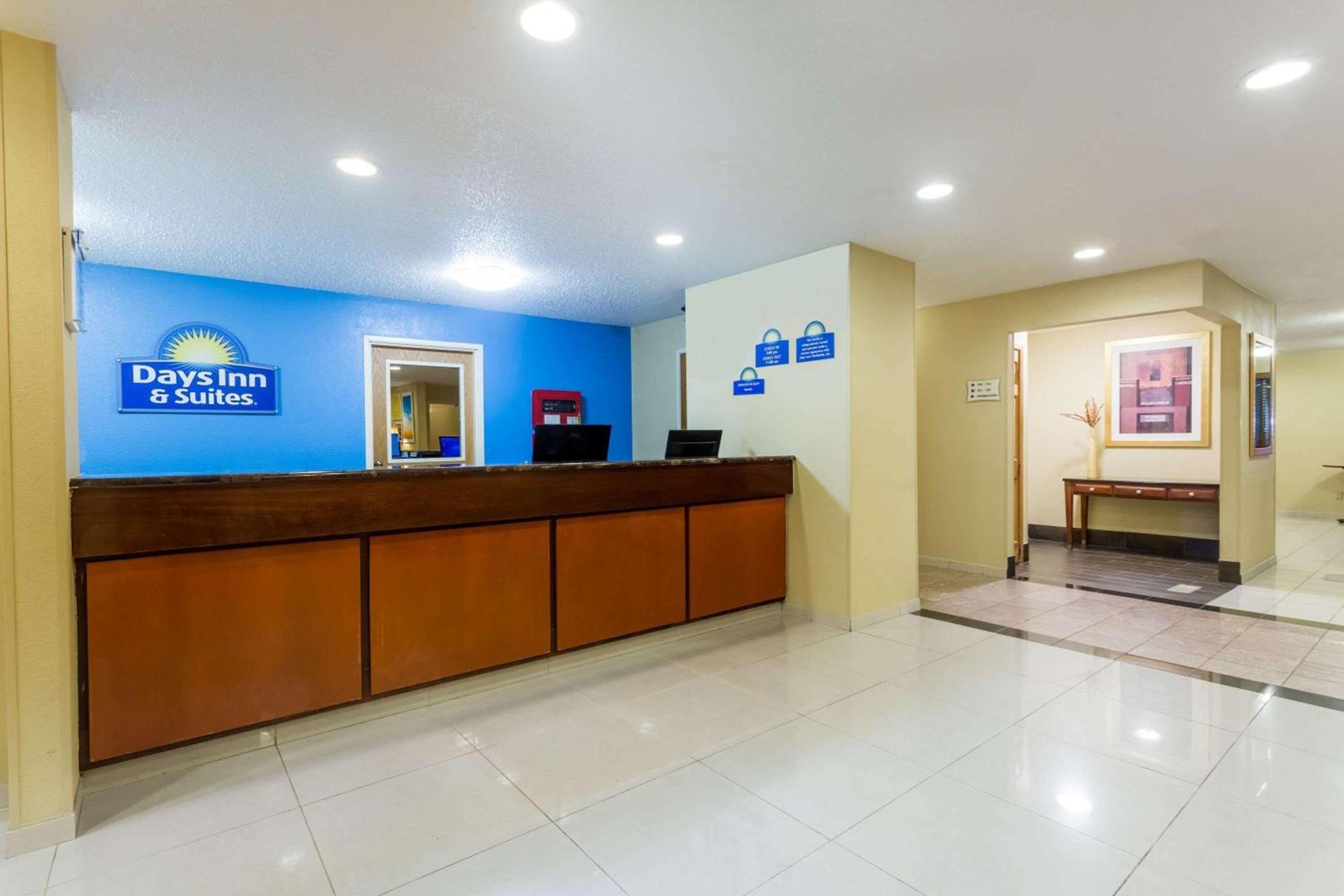 Days Inn & Suites by Wyndham Bloomington/Normal IL photo 3