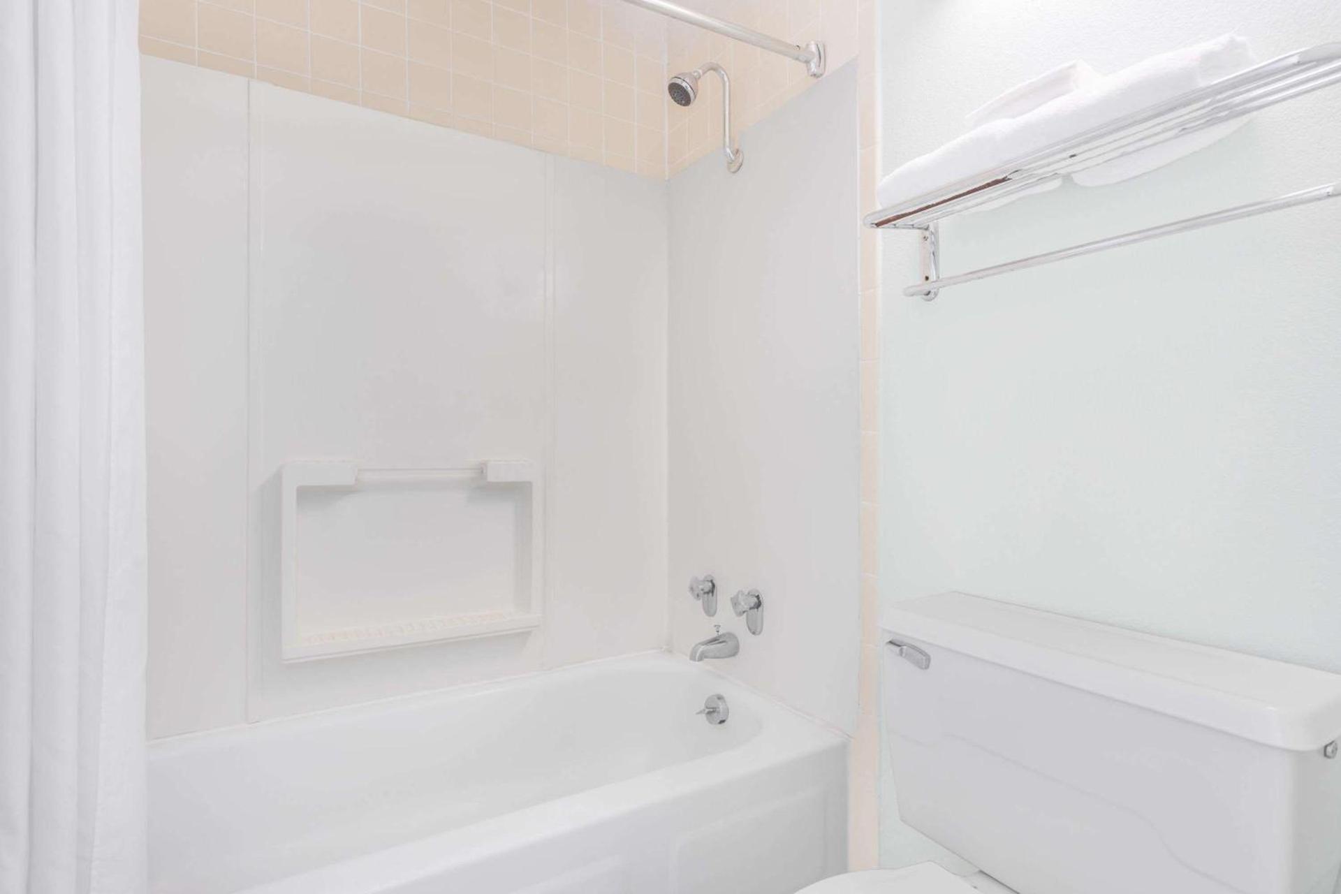 Days Inn by Wyndham Lavonia photo 7