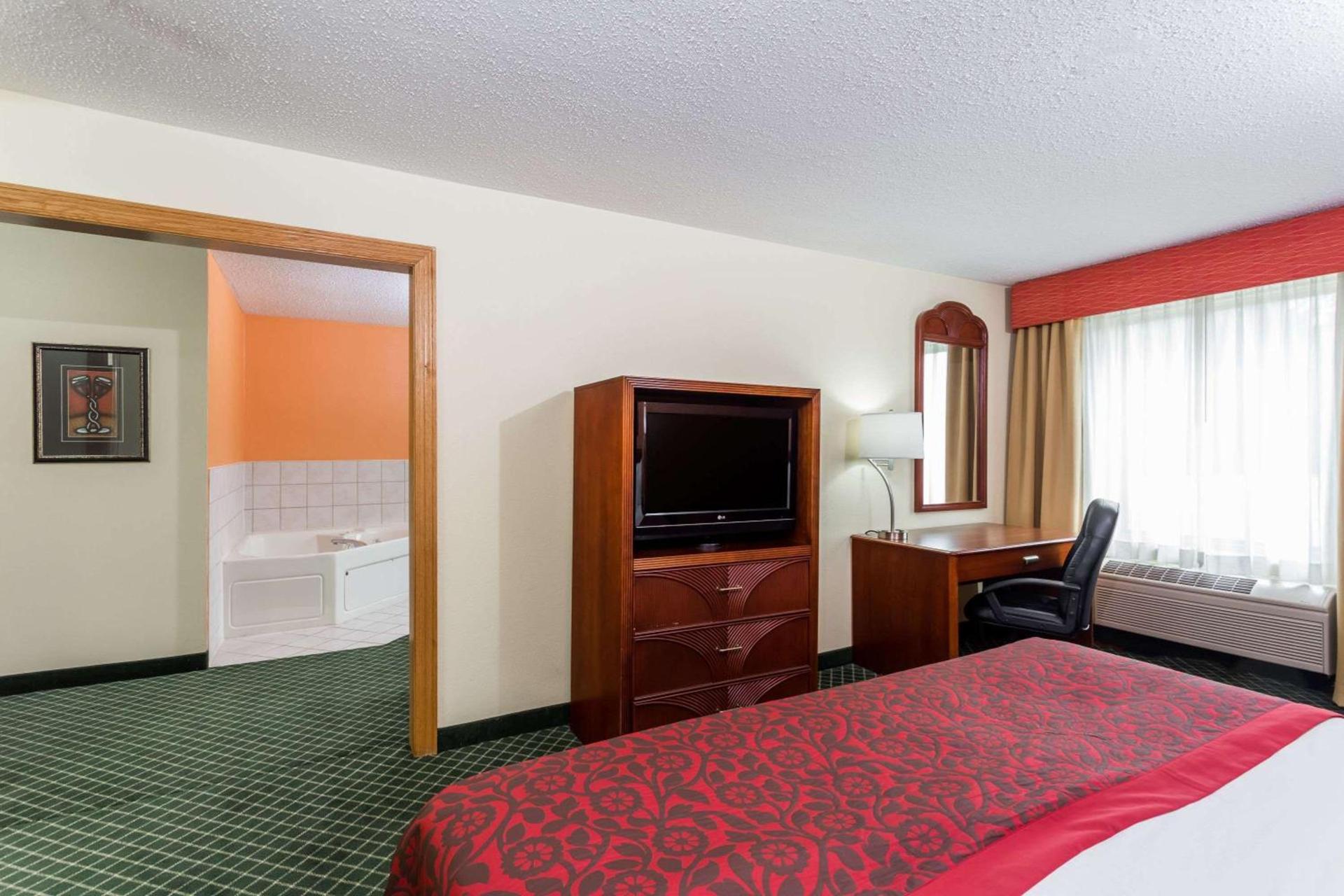 Days Inn & Suites by Wyndham Bloomington/Normal IL photo 13