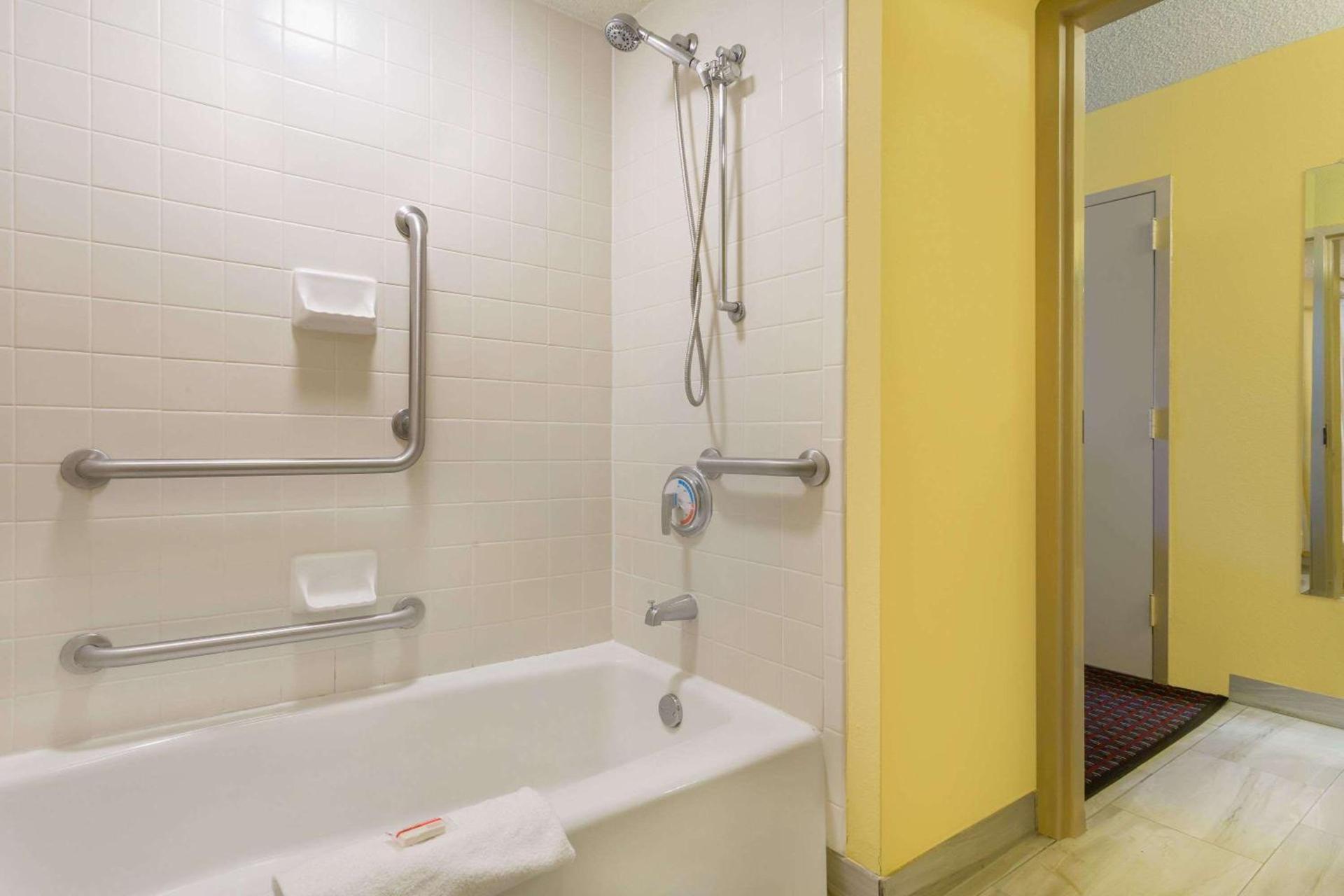 Days Inn by Wyndham Mocksville photo 7