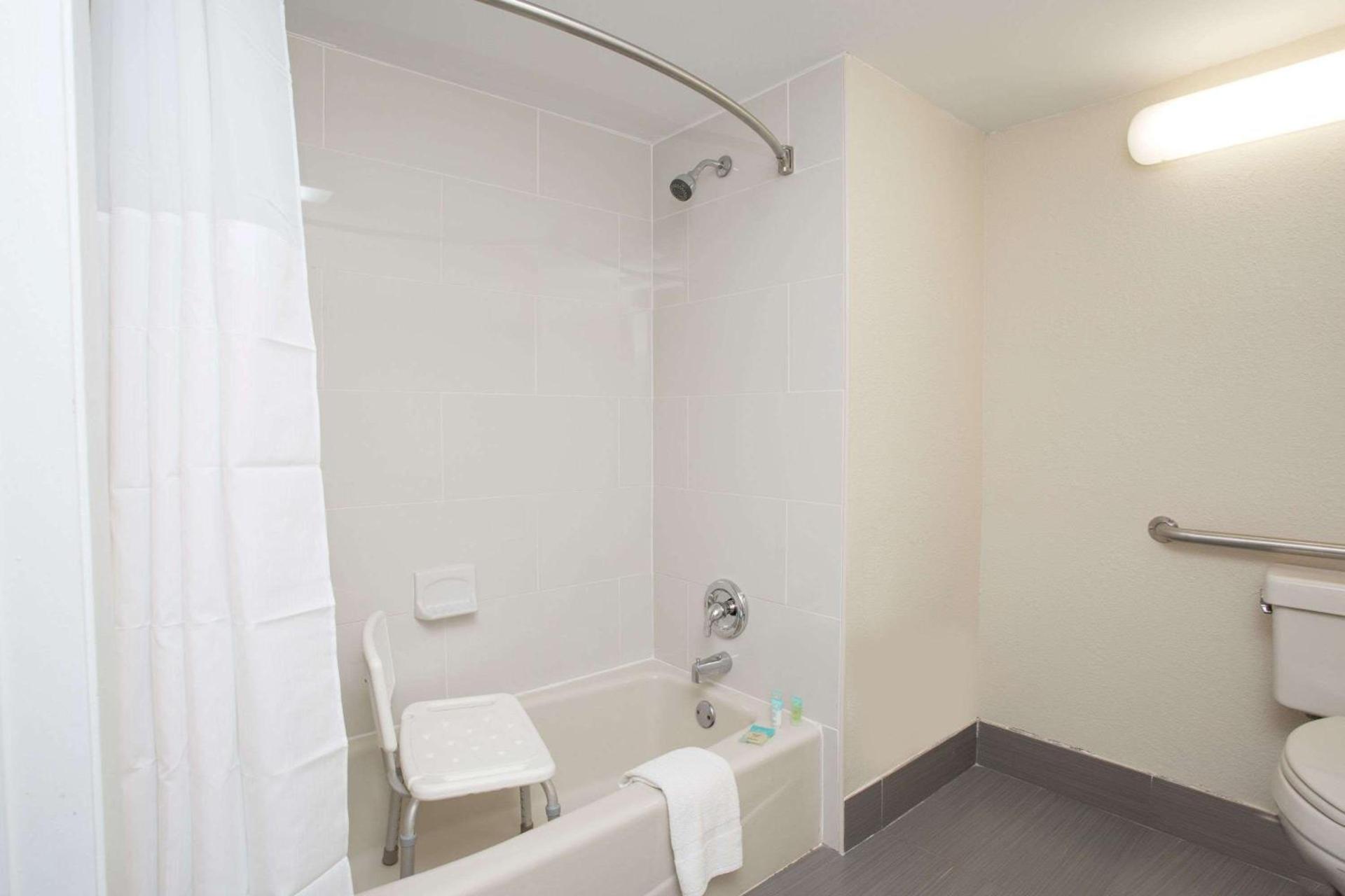 Days Inn & Suites by Wyndham Orlando Airport photo 3