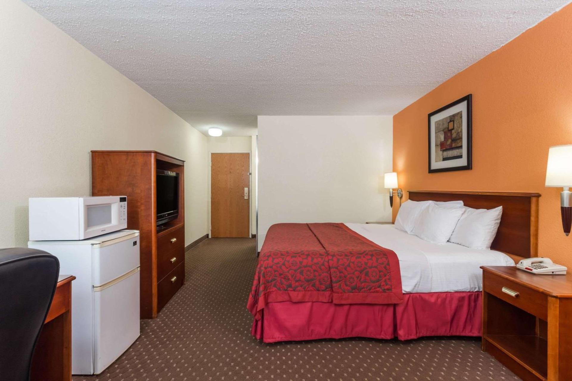Days Inn & Suites by Wyndham Bloomington/Normal IL photo 11
