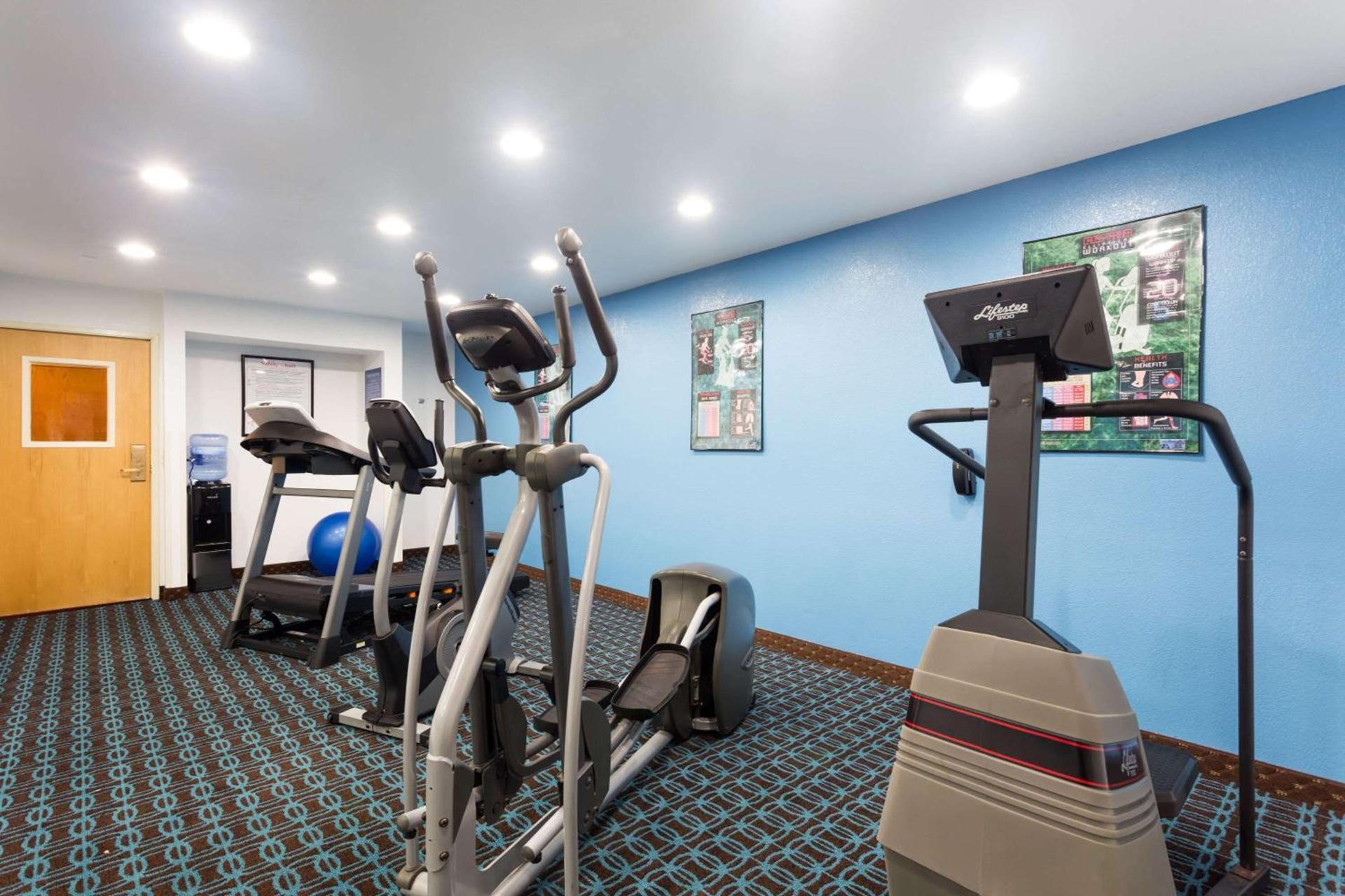 Days Inn & Suites by Wyndham Bloomington/Normal IL photo 5