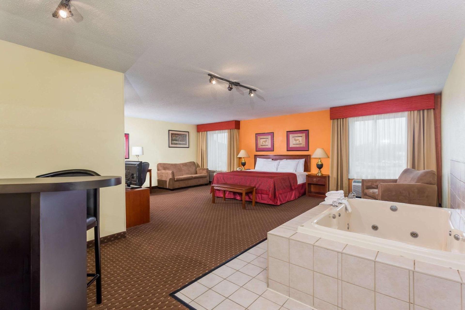 Days Inn & Suites by Wyndham Bloomington/Normal IL photo 12