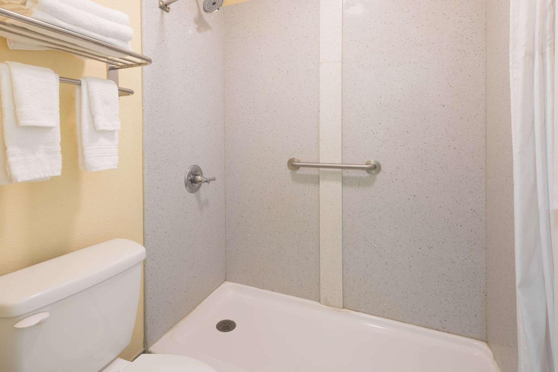 Days Inn by Wyndham Madison photo 7