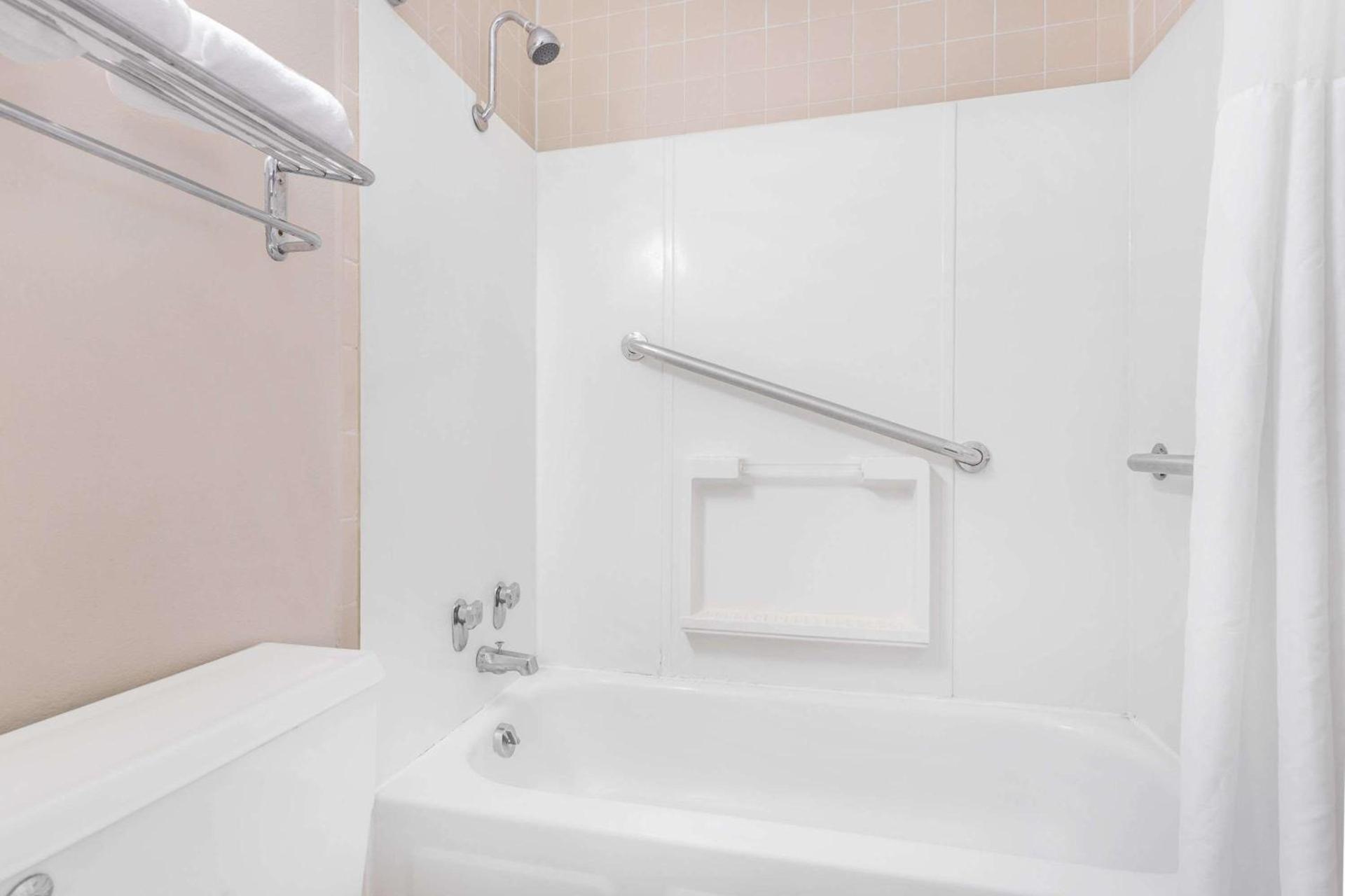 Days Inn by Wyndham Lavonia photo 6
