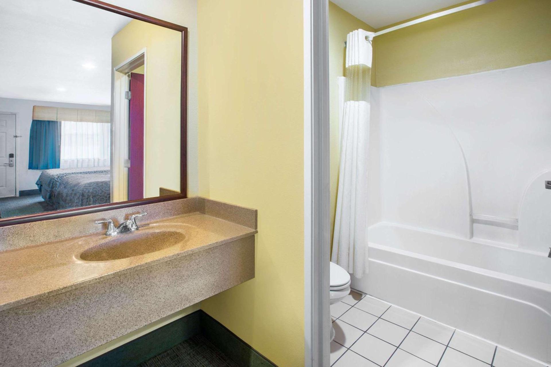 Days Inn by Wyndham Abbeville photo 6