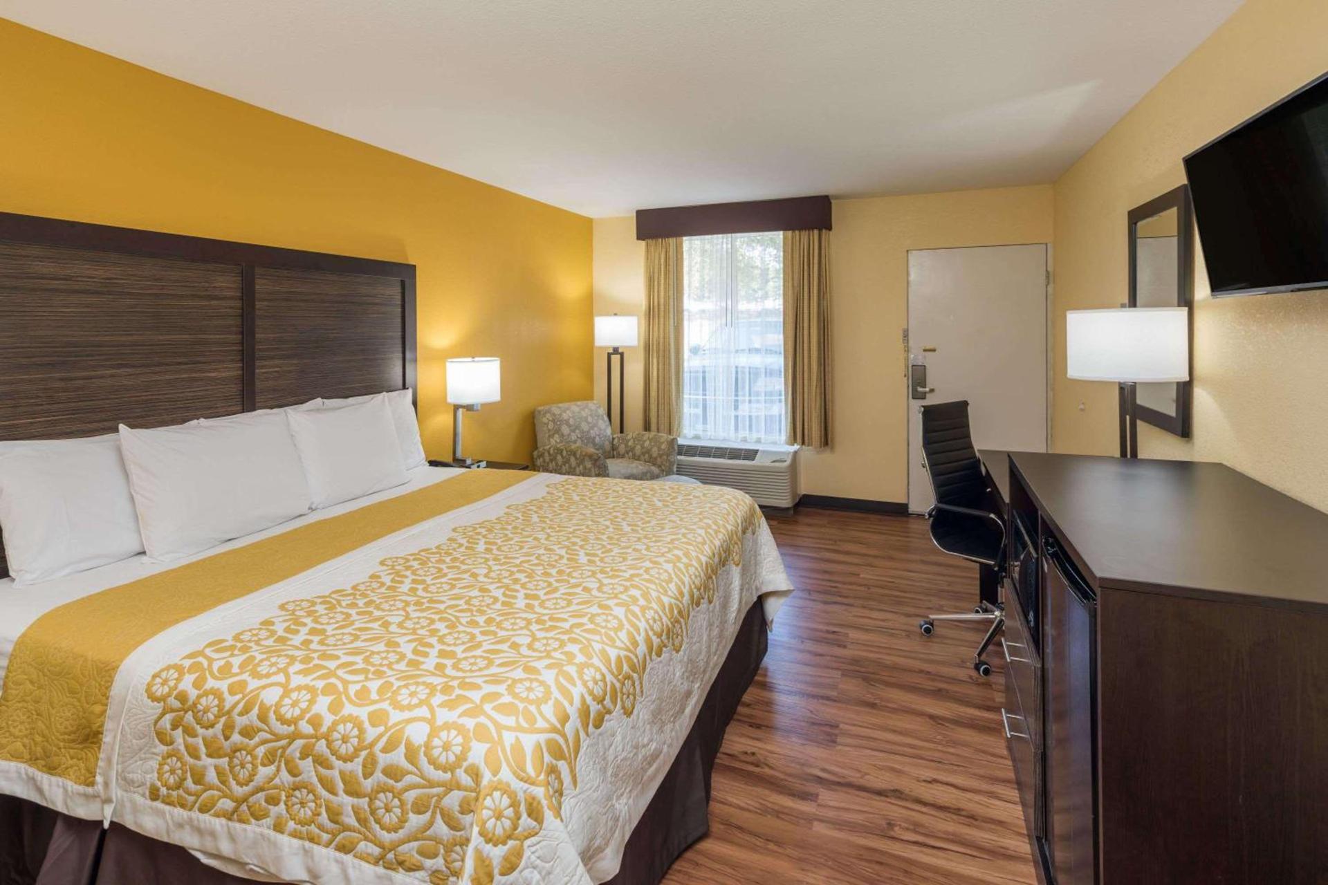 Days Inn by Wyndham Madison photo 5