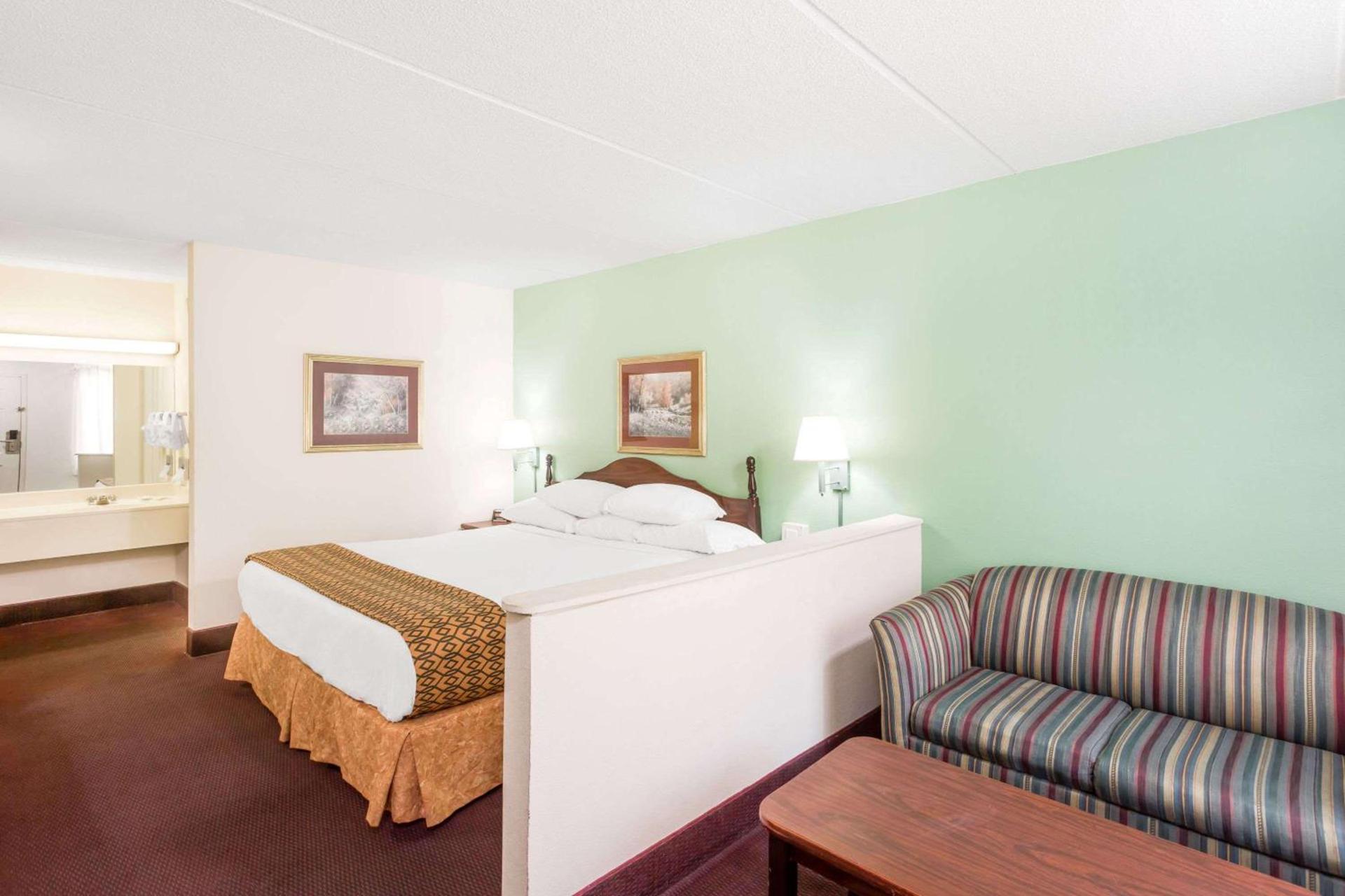 Days Inn by Wyndham Lavonia photo 4