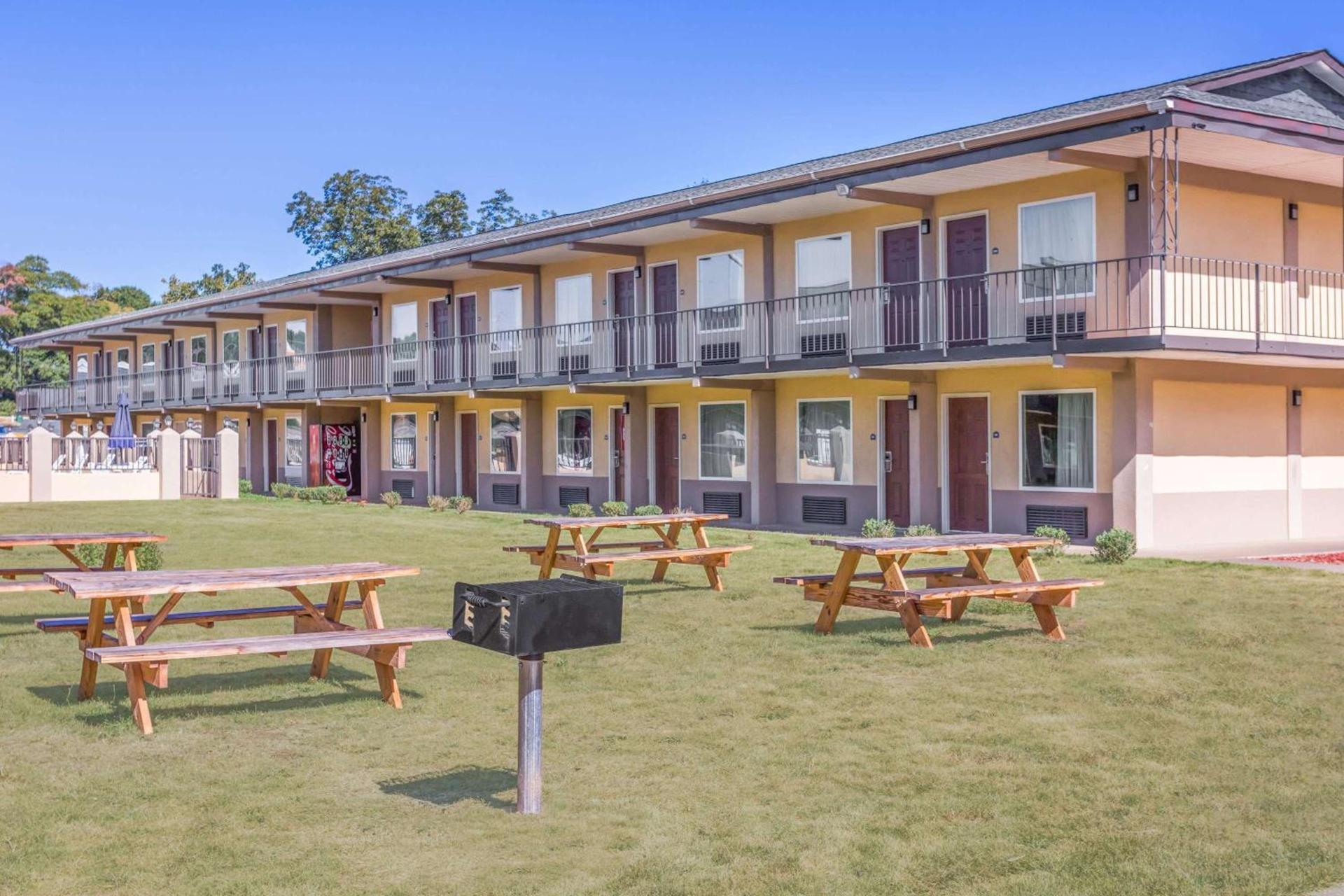 Days Inn by Wyndham Lavonia photo 14