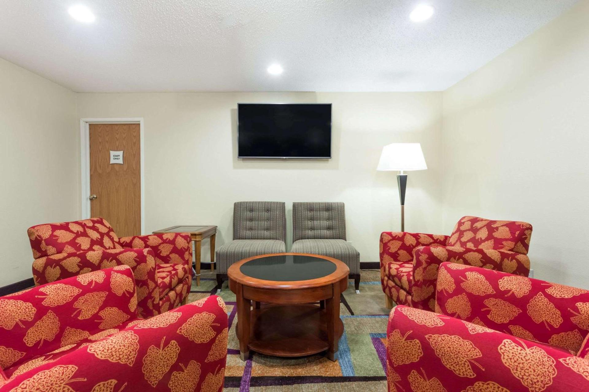Days Inn & Suites by Wyndham Bloomington/Normal IL photo 4