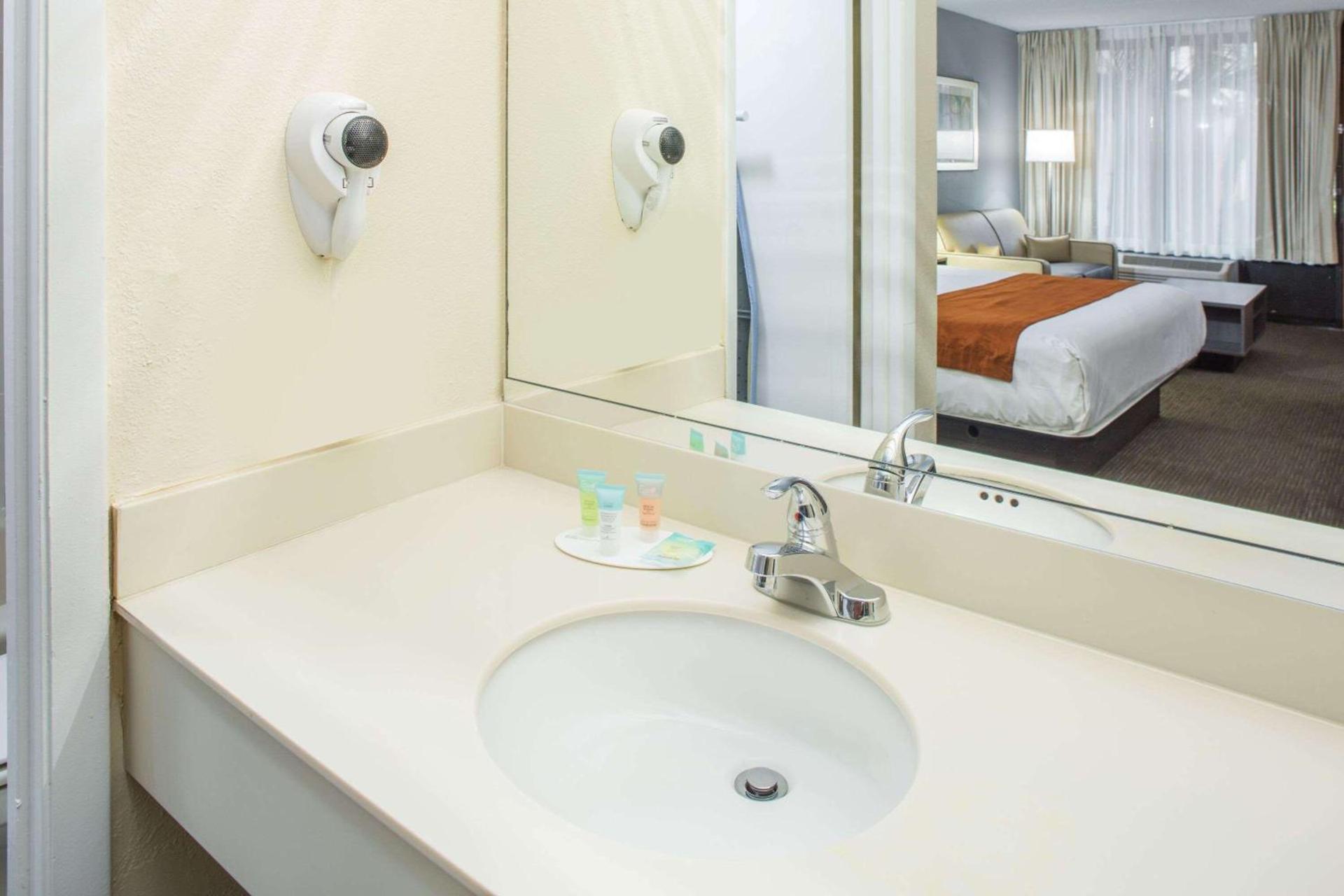 Days Inn & Suites by Wyndham Orlando Airport photo 4