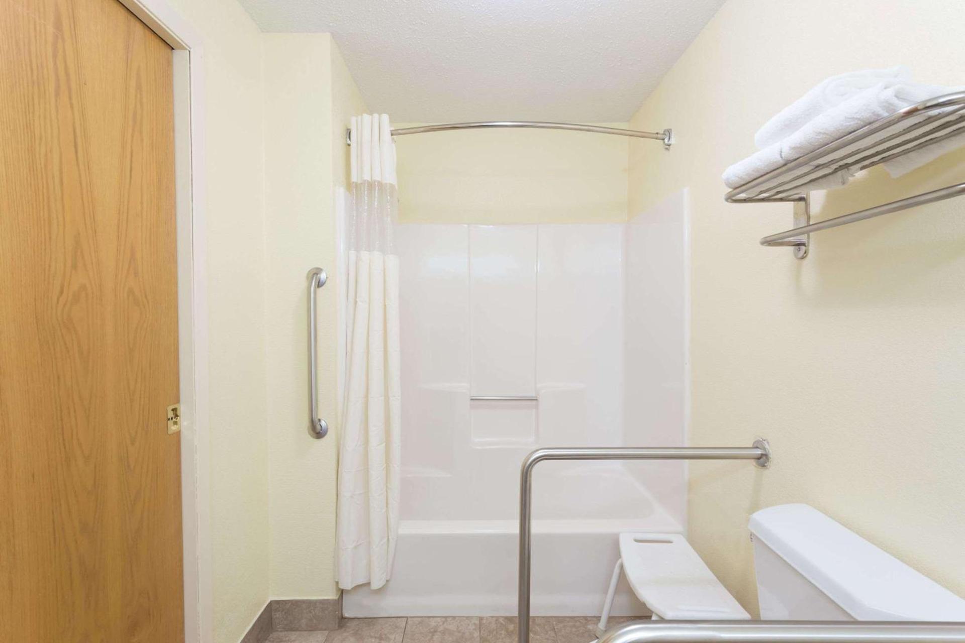 Days Inn & Suites by Wyndham Bloomington/Normal IL photo 6