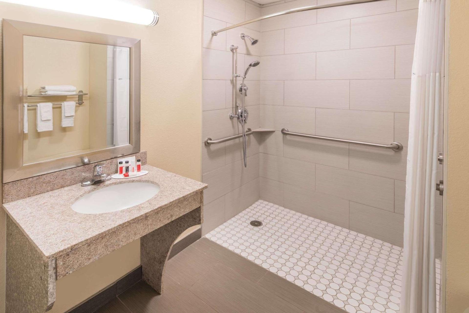 Days Inn by Wyndham Madison photo 8
