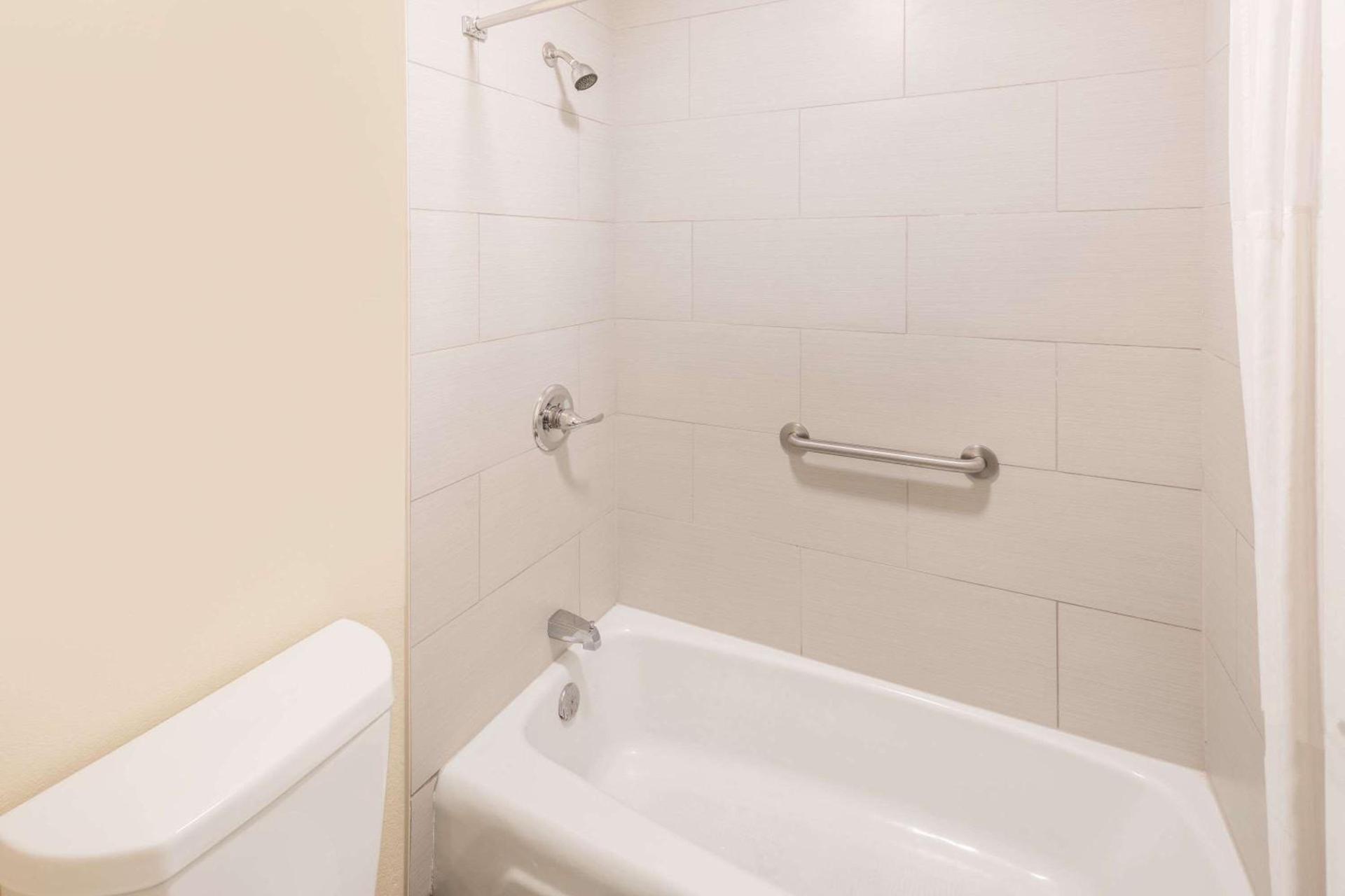 Days Inn by Wyndham Madison photo 4