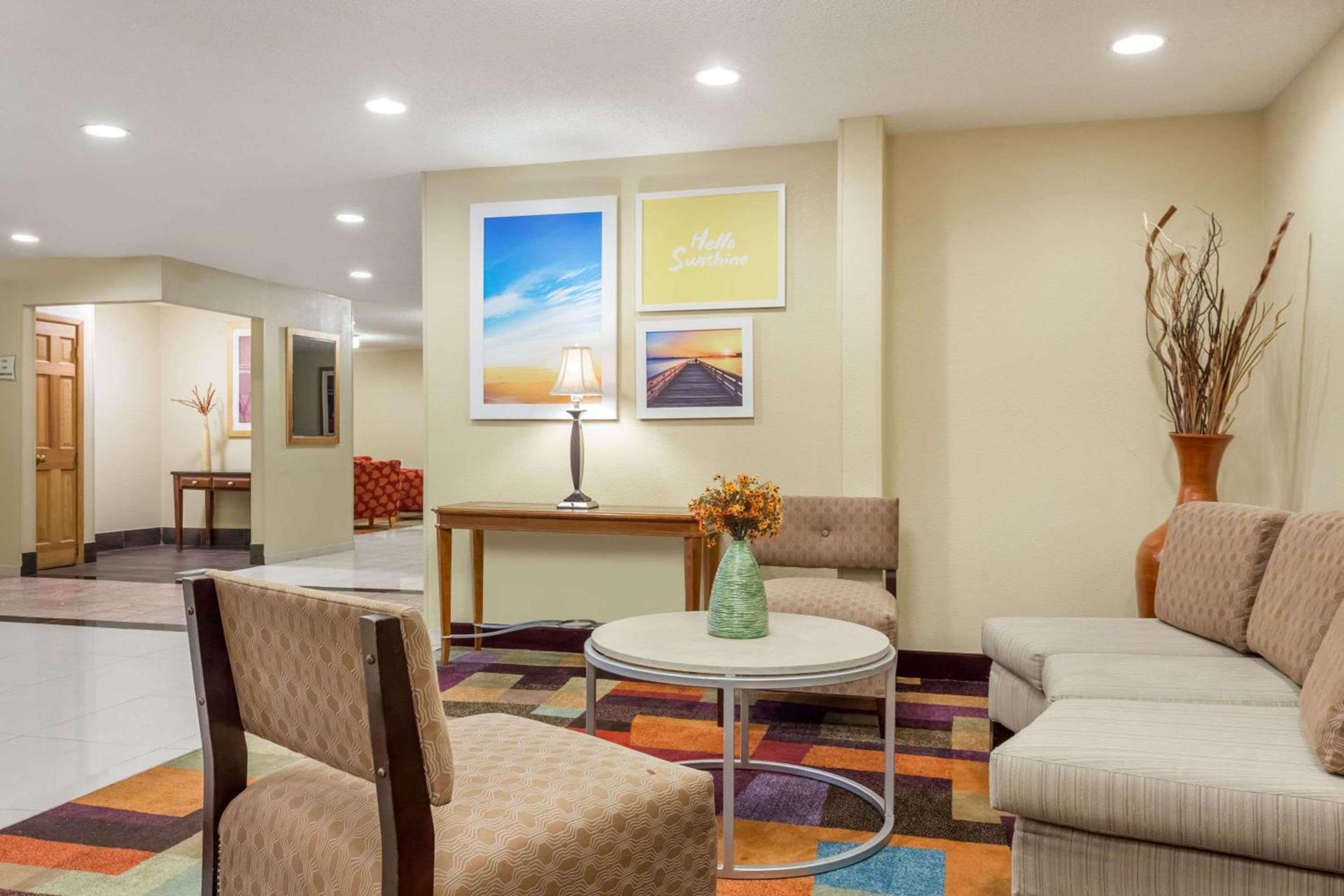 Days Inn & Suites by Wyndham Bloomington/Normal IL photo 2