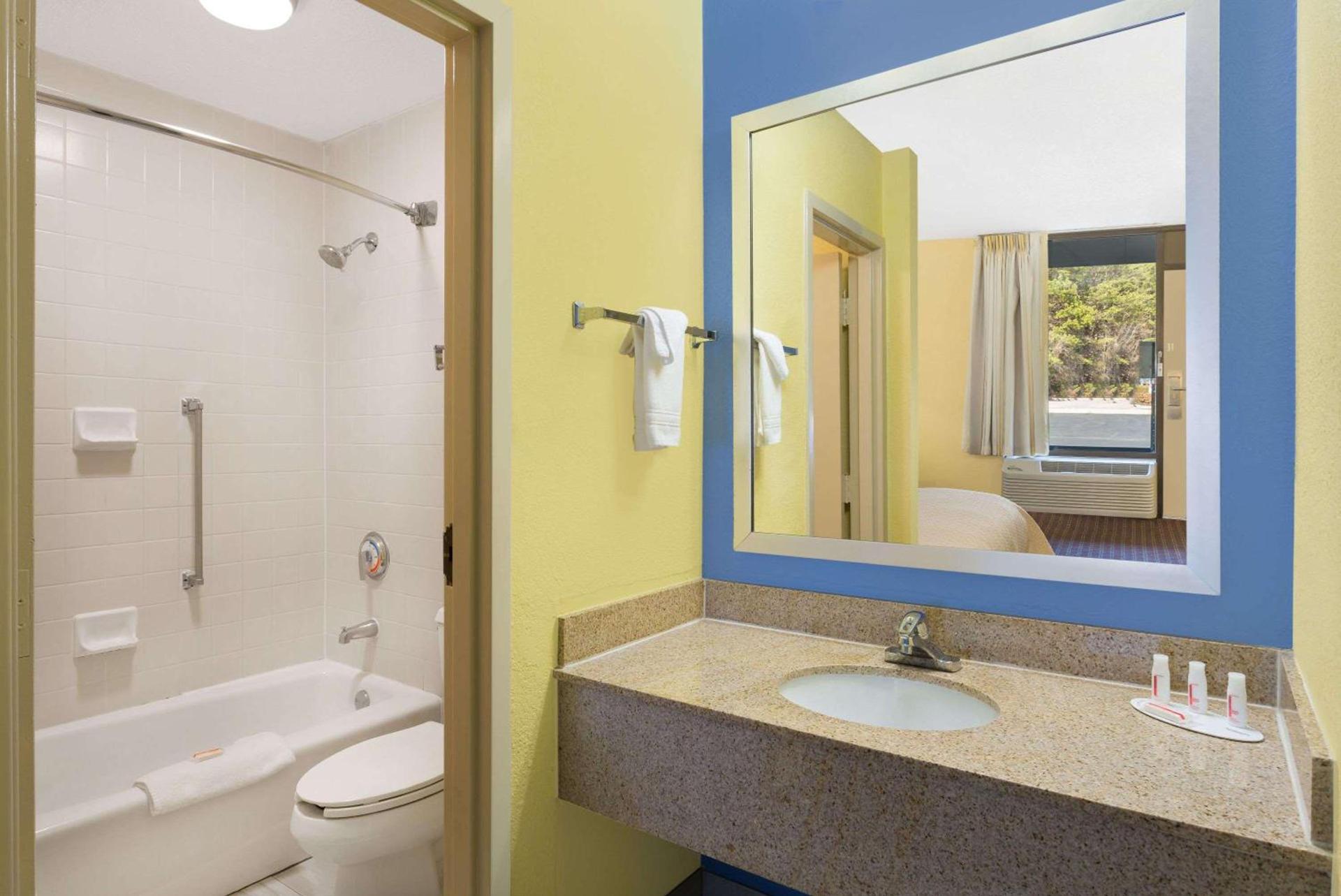 Days Inn by Wyndham Mocksville photo 4