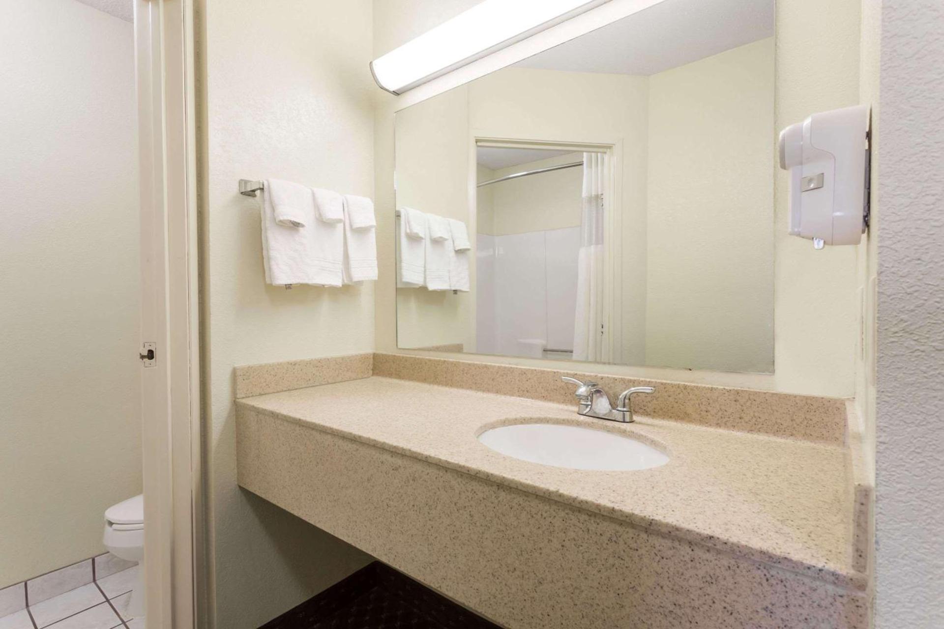 Days Inn & Suites by Wyndham Bloomington/Normal IL photo 8
