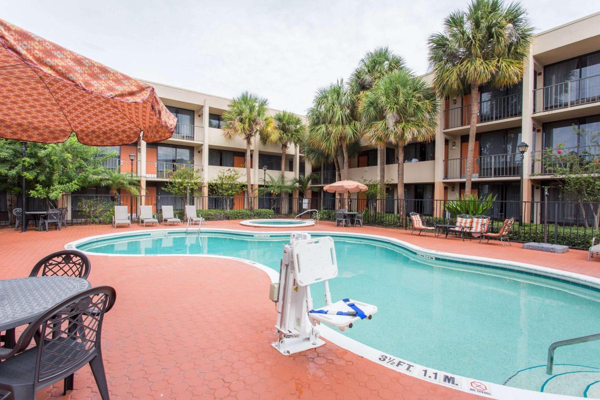 Days Inn & Suites by Wyndham Orlando Airport photo 2