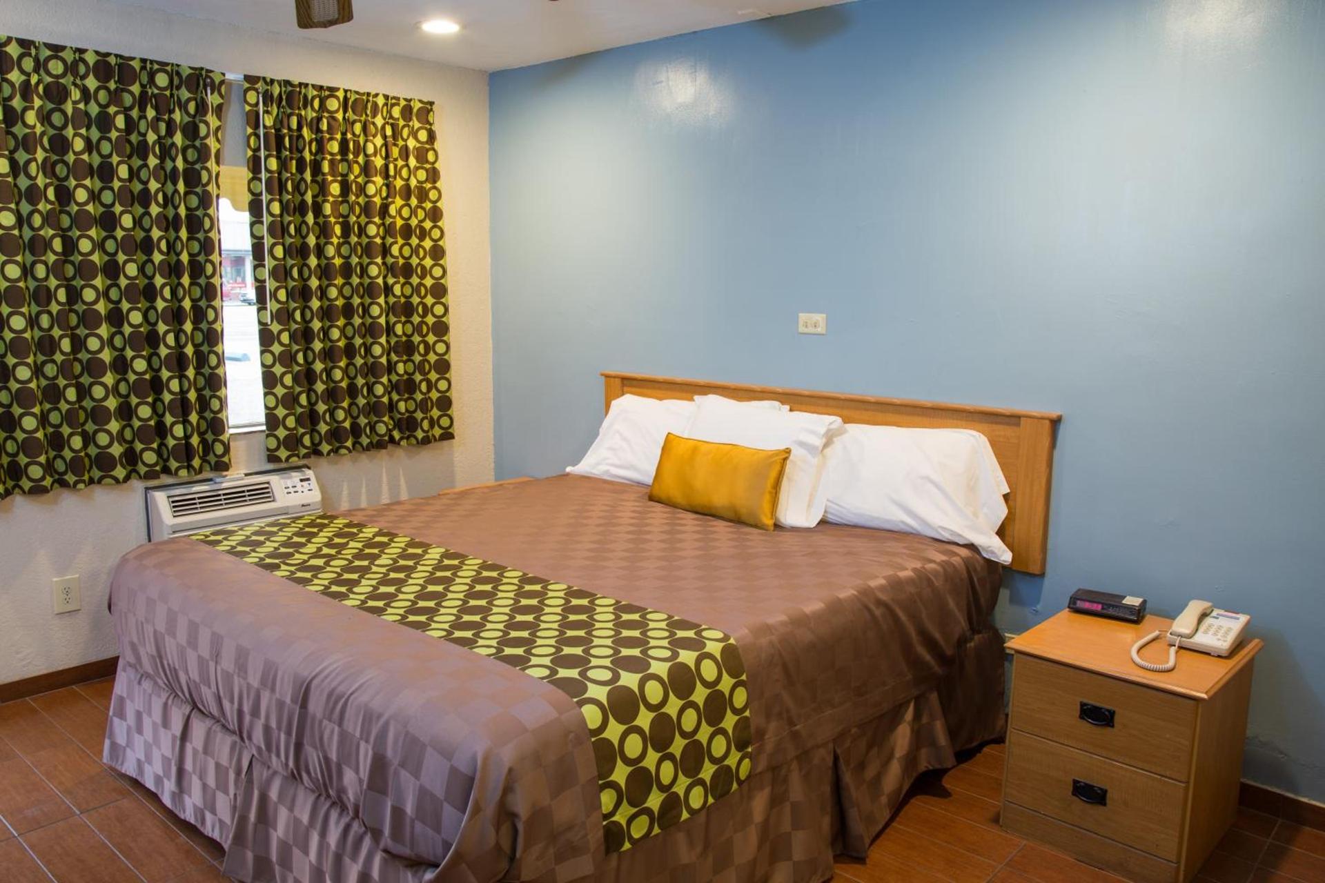Townhouse Inn and Suites photo 6