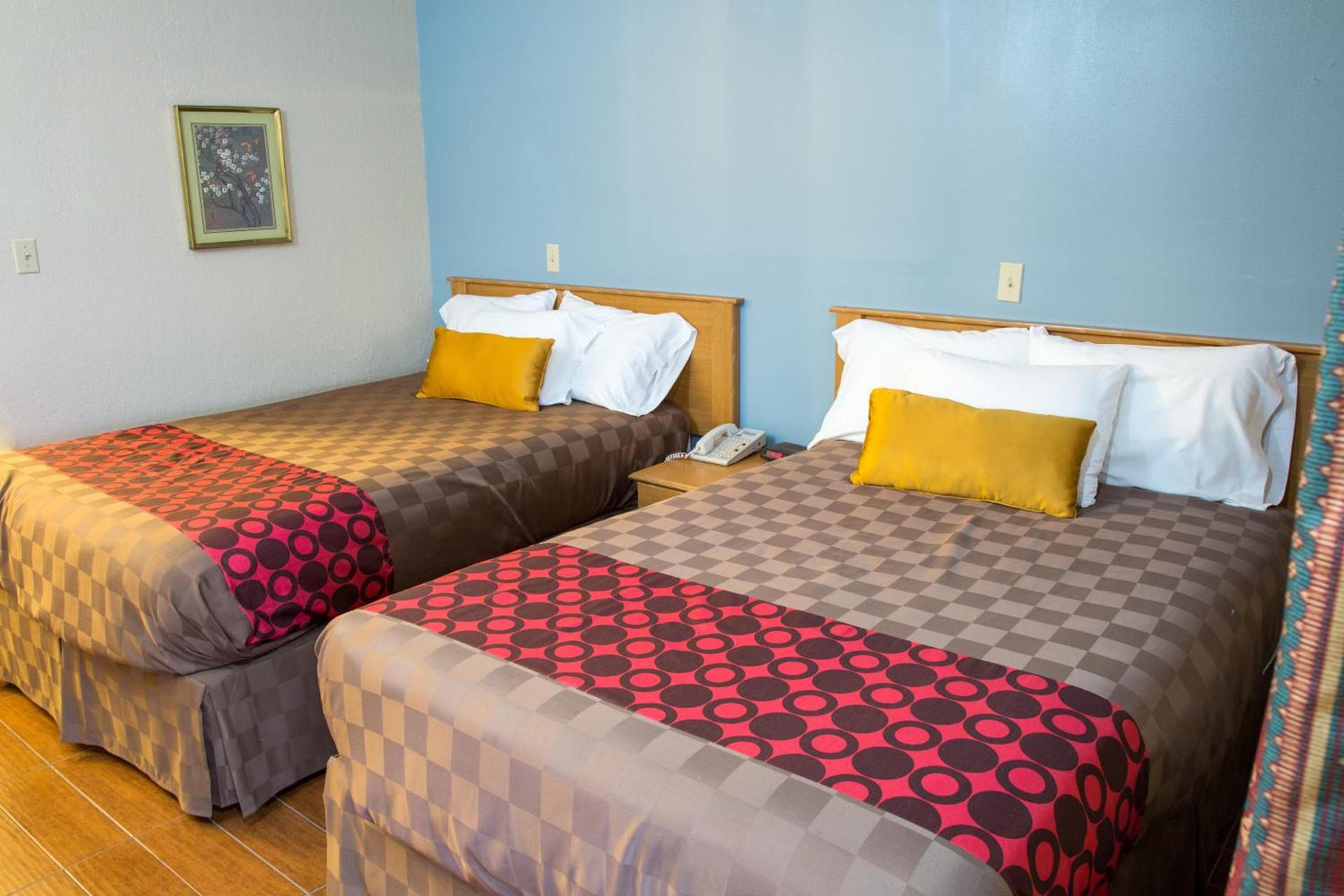 Townhouse Inn and Suites photo 4
