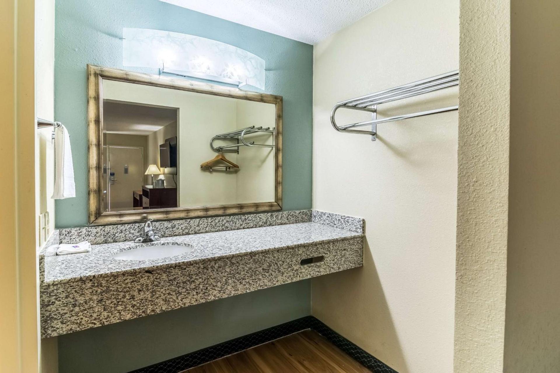 Motel 6-Kenly, NC photo 18