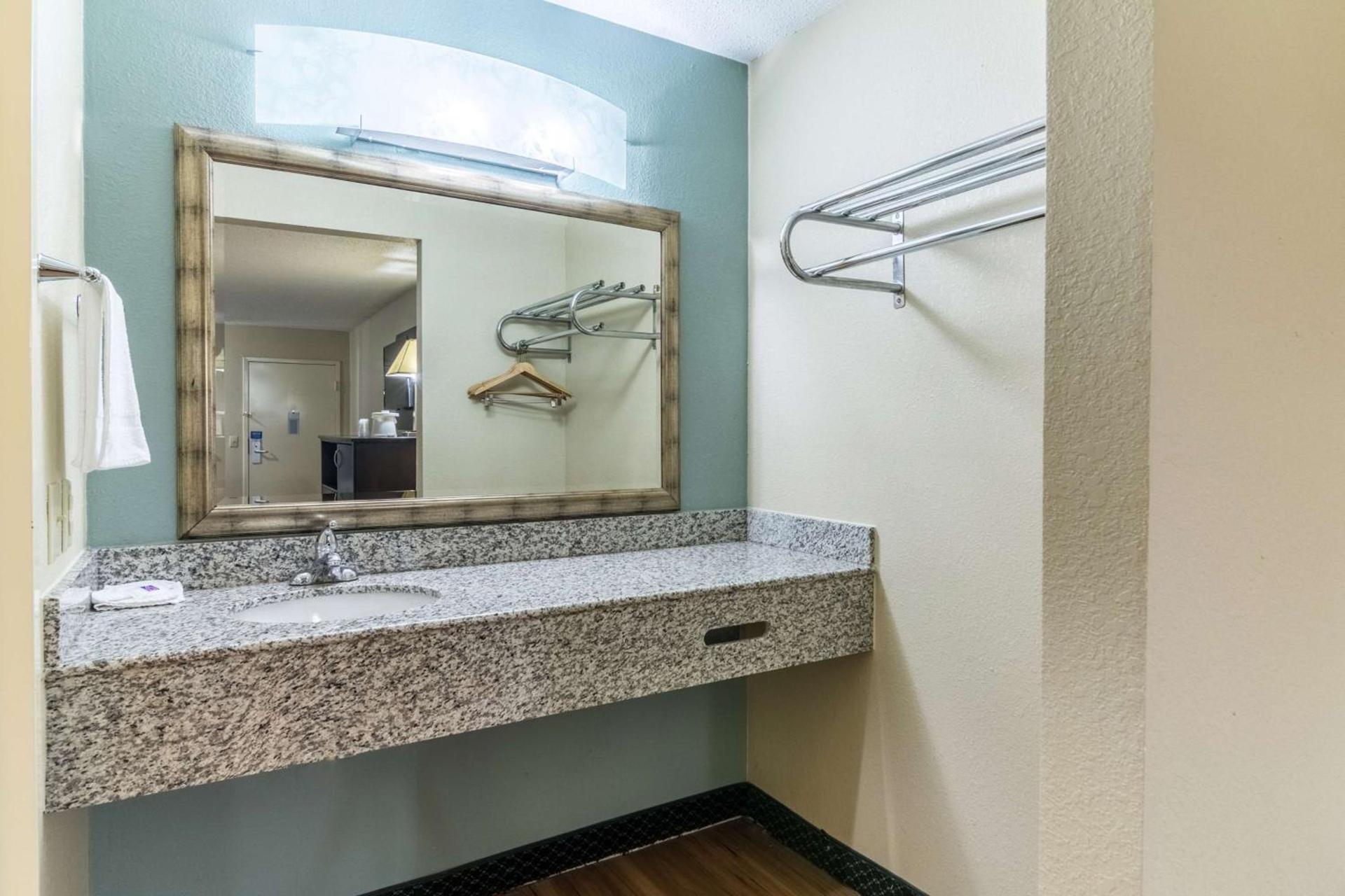 Motel 6-Kenly, NC photo 16