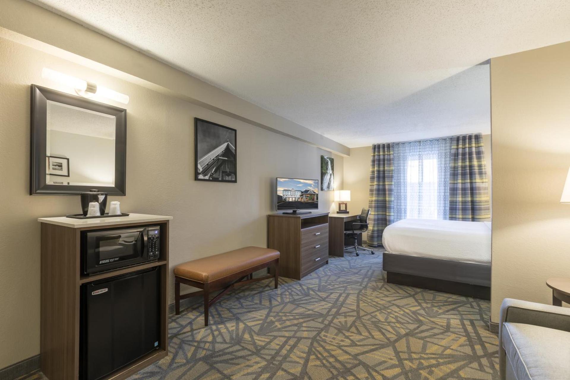 La Quinta Inn & Suites by Wyndham Downtown Asheville photo 51