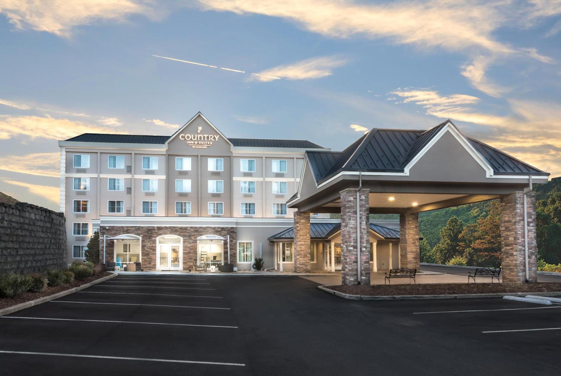 La Quinta Inn & Suites by Wyndham Downtown Asheville photo 45